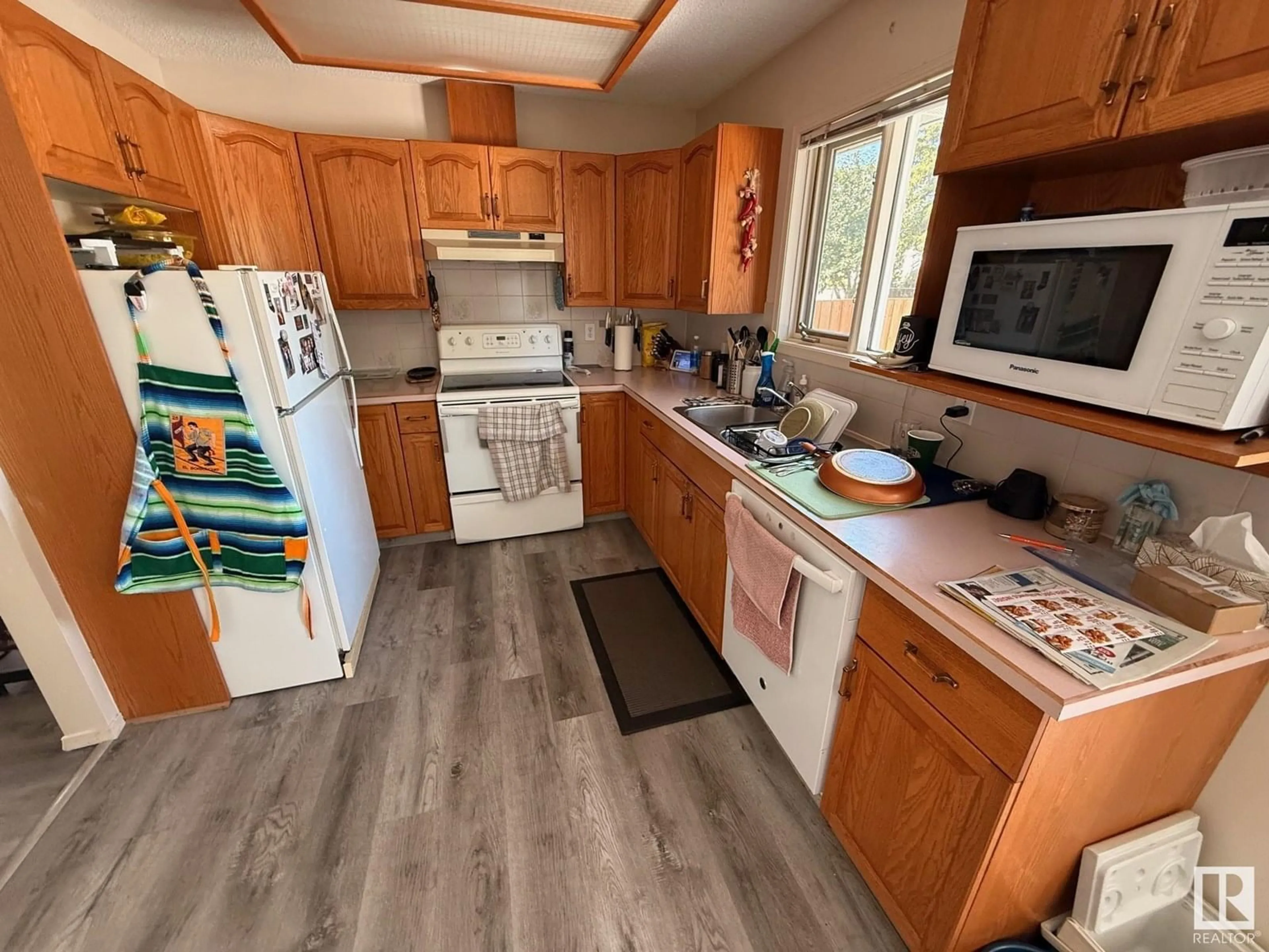 Standard kitchen, unknown for 20 CHEYENNE CR, Sherwood Park Alberta T8H1N2