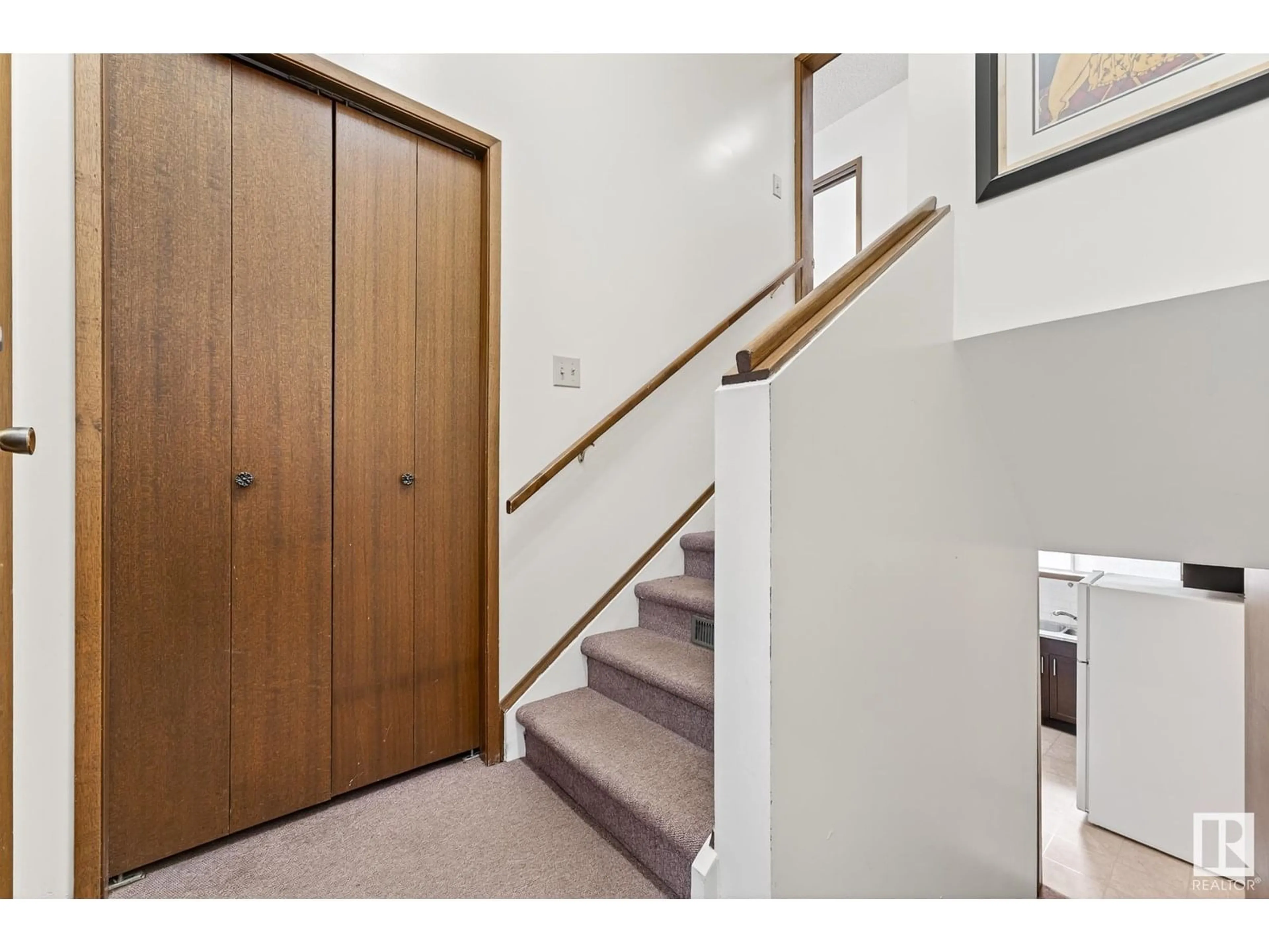Indoor foyer for 9110 77 AV, Edmonton Alberta T6C0M2