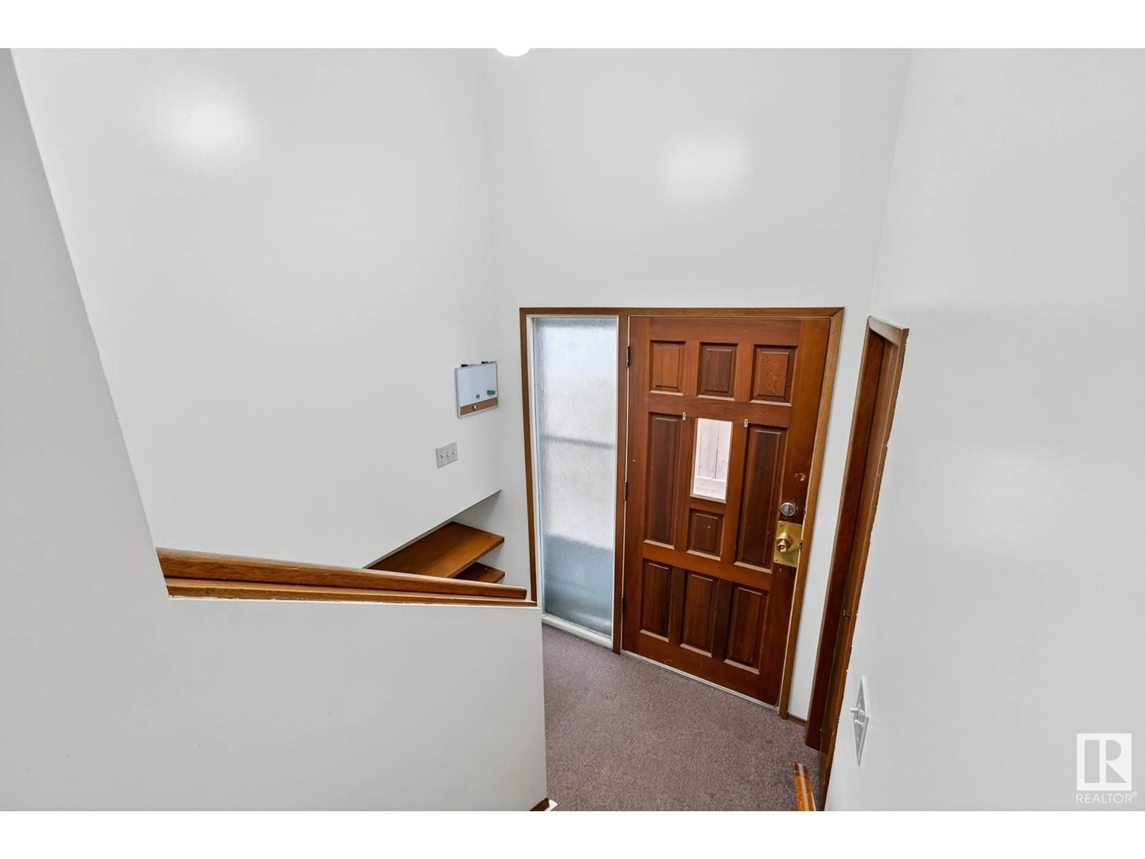 Indoor foyer for 9110 77 AV, Edmonton Alberta T6C0M2