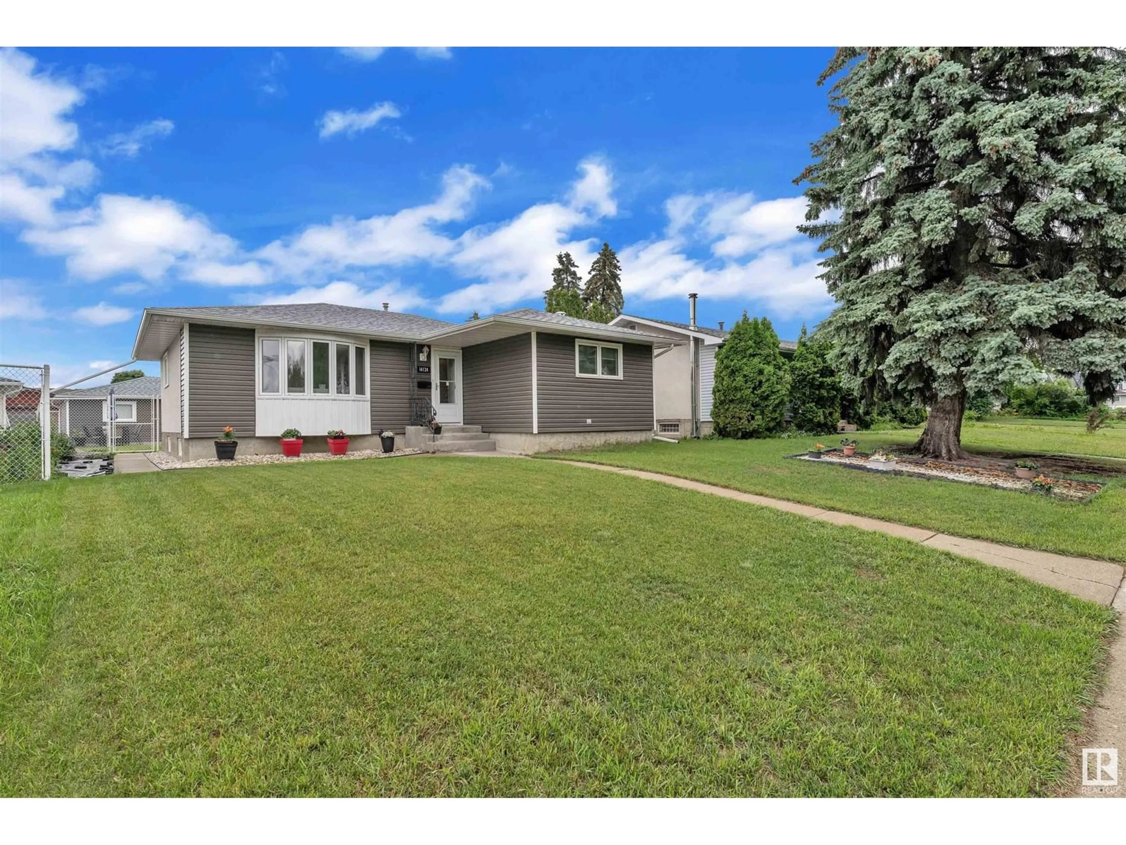 A pic from outside/outdoor area/front of a property/back of a property/a pic from drone, street for NW - 14124 72 ST, Edmonton Alberta T5C0R6