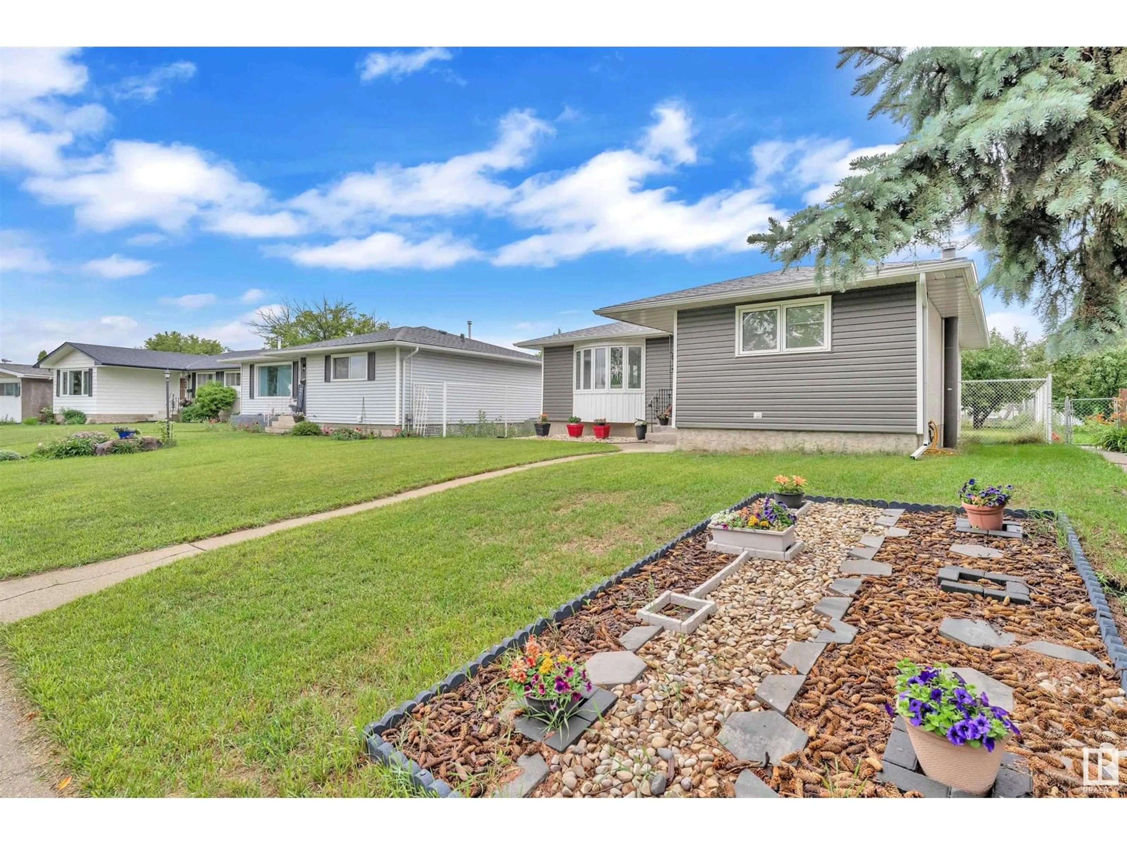 Home with vinyl exterior material, street for NW - 14124 72 ST, Edmonton Alberta T5C0R6