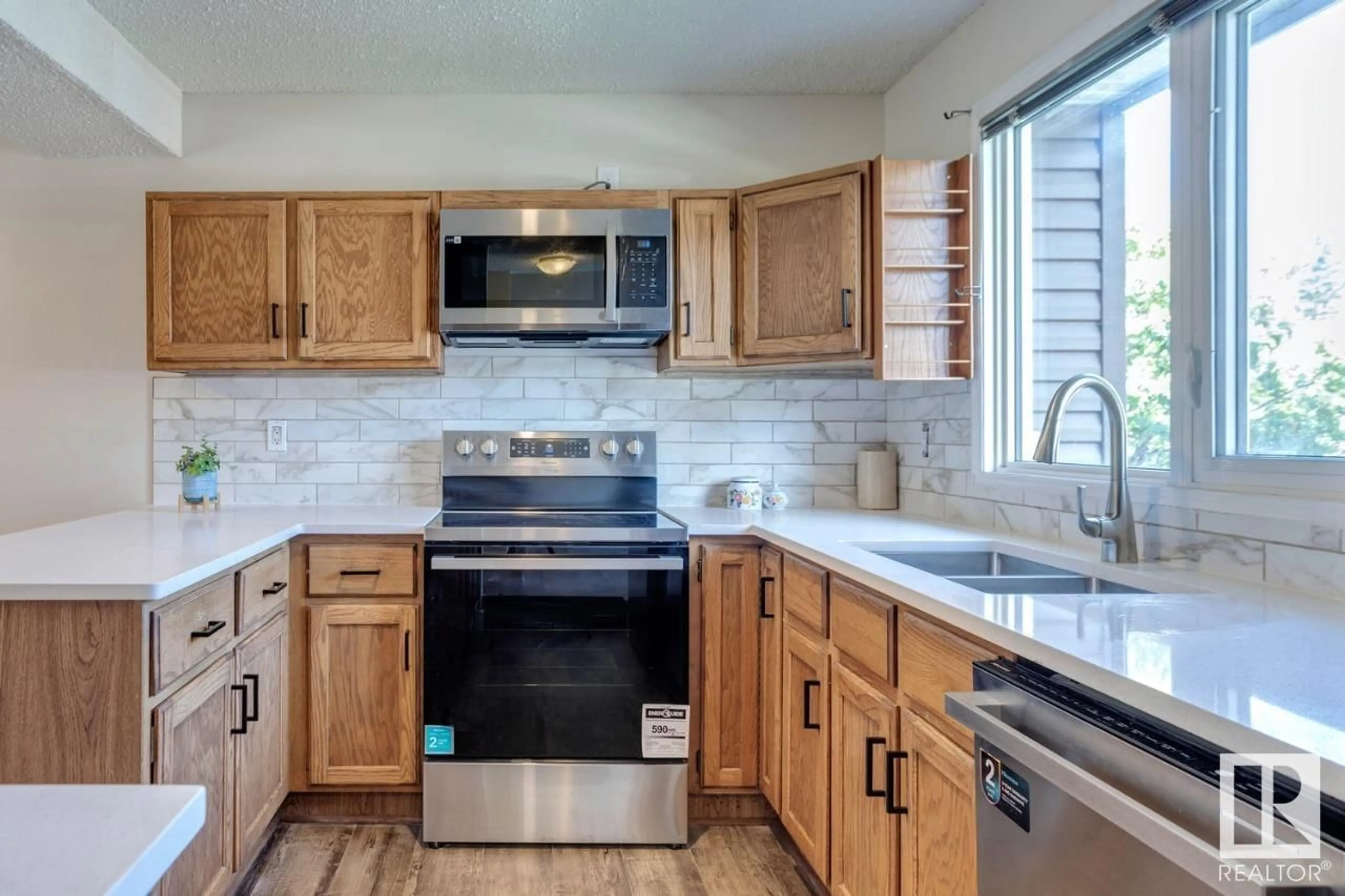 Standard kitchen, ceramic/tile floor for 47 - 3115 119 ST, Edmonton Alberta T6J5N5