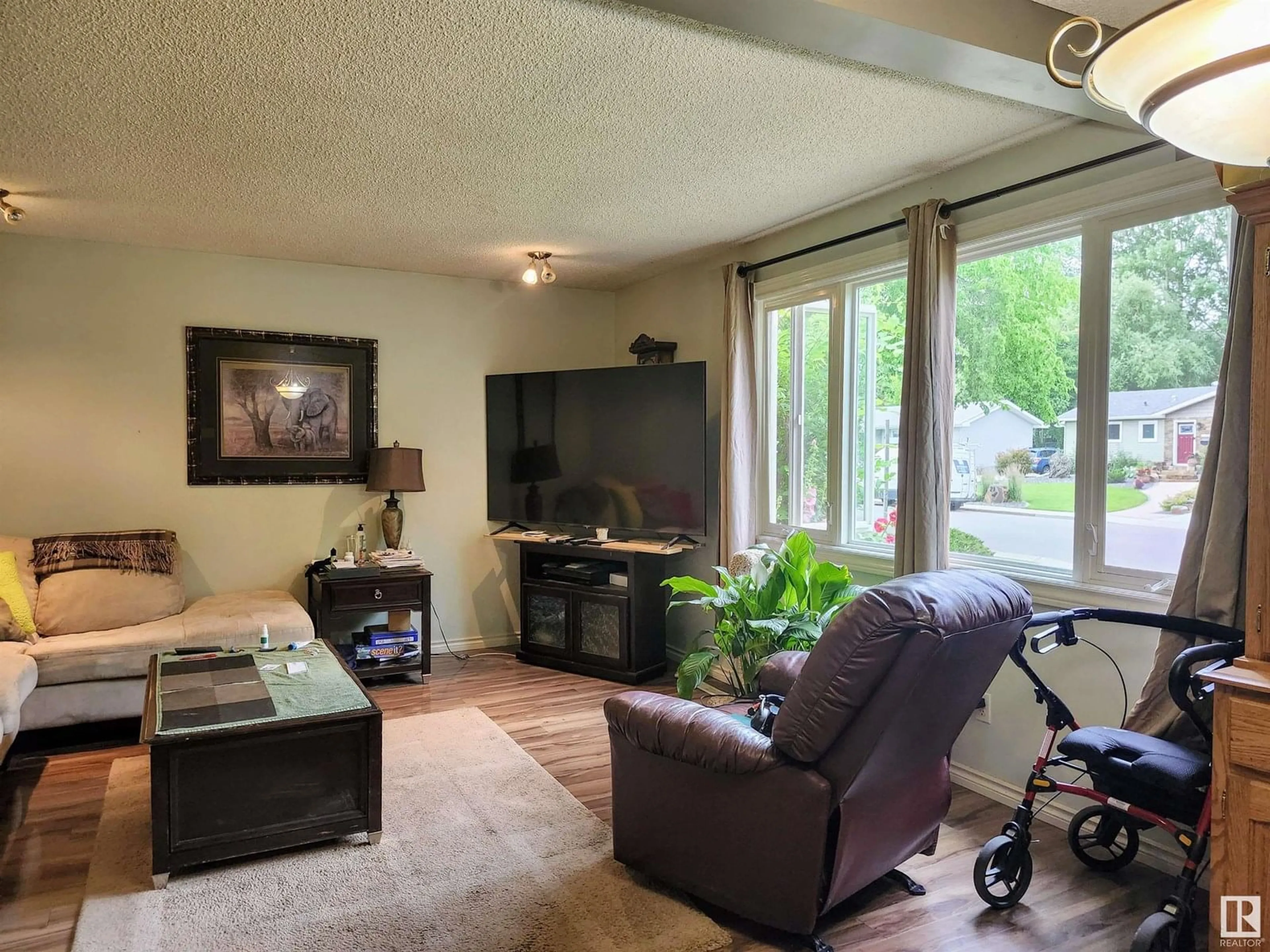 Living room with furniture, unknown for 16 RAVEN DR, Sherwood Park Alberta T8A0C5