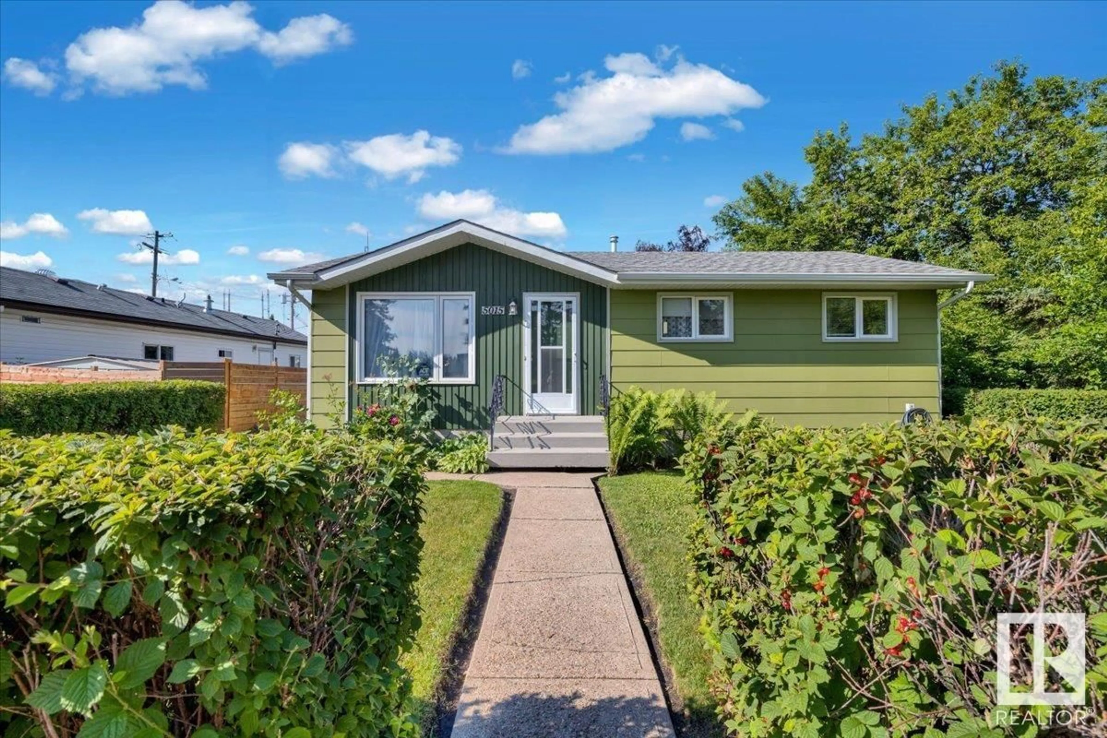 Home with vinyl exterior material, street for 5015 53 AV, Mundare Alberta T0B3H0