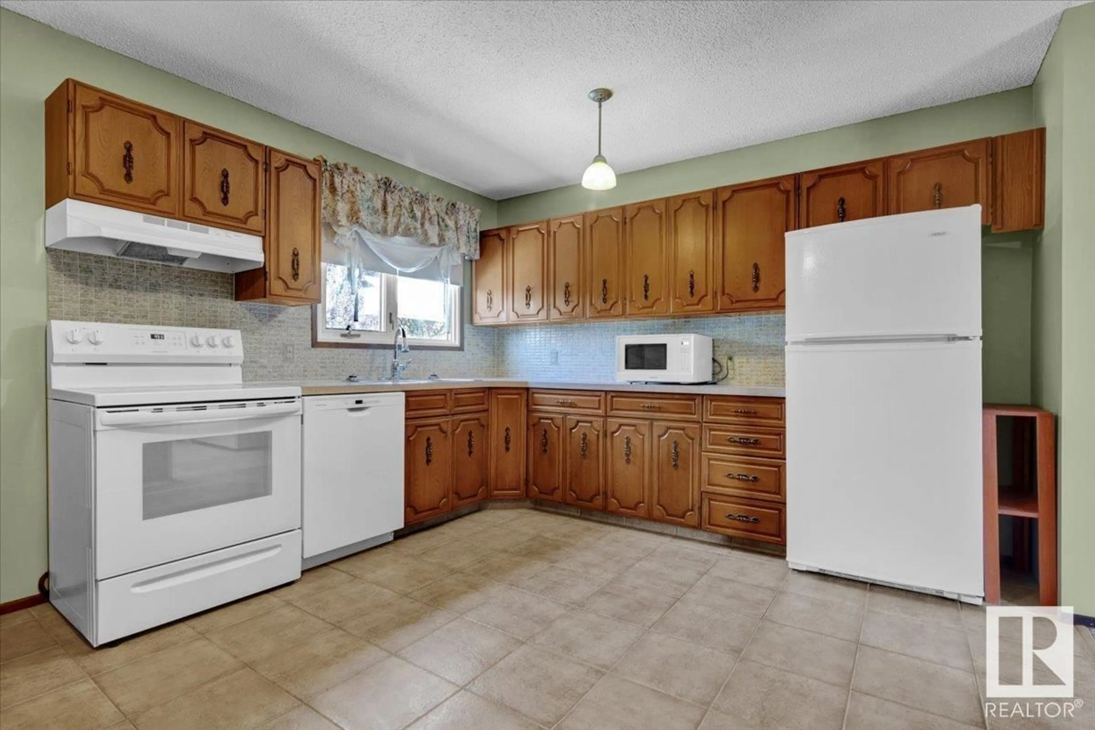 Standard kitchen, unknown for 5015 53 AV, Mundare Alberta T0B3H0