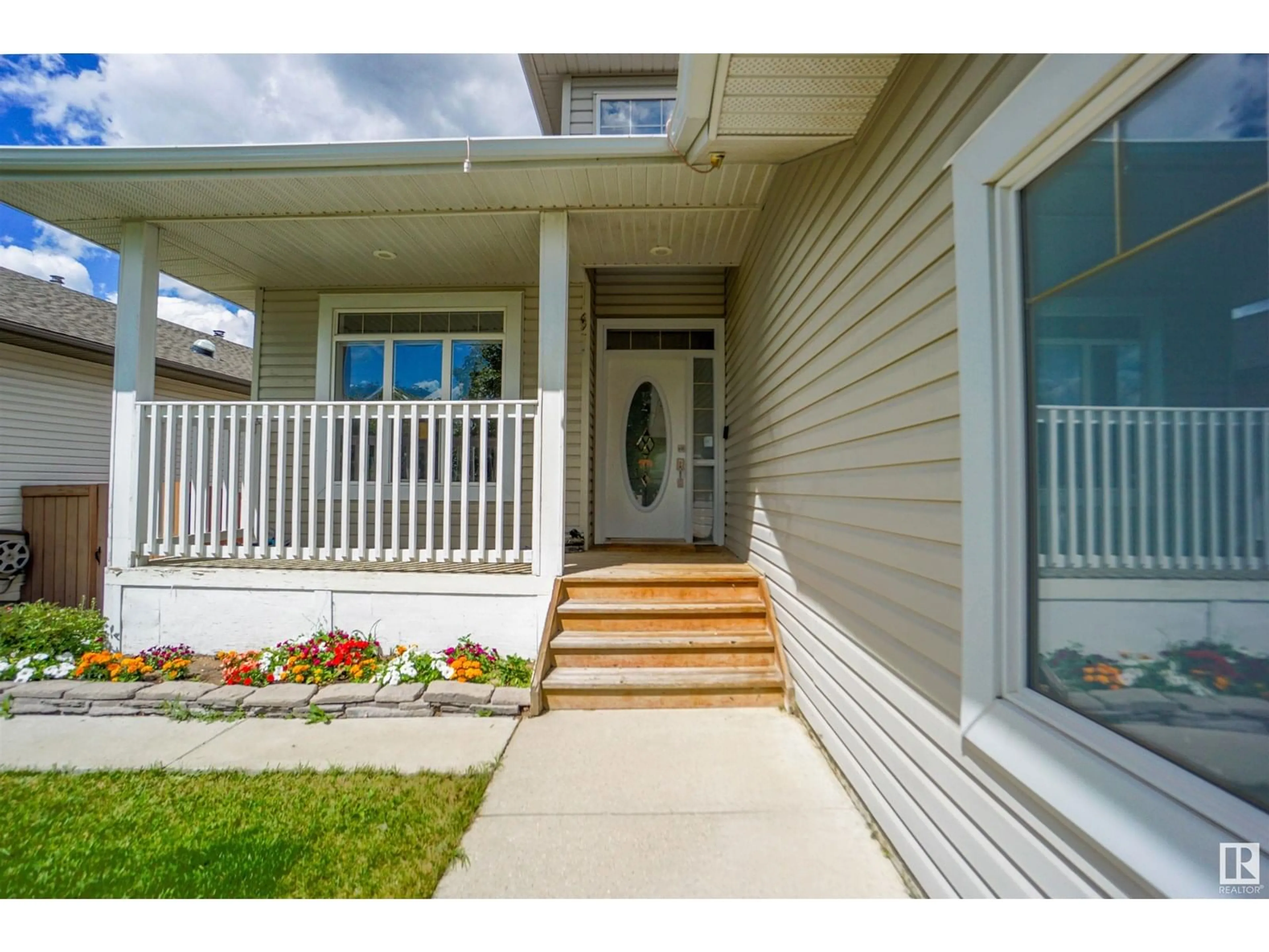 Home with vinyl exterior material, street for 32 CHARLTON WY, Sherwood Park Alberta T8H2C7