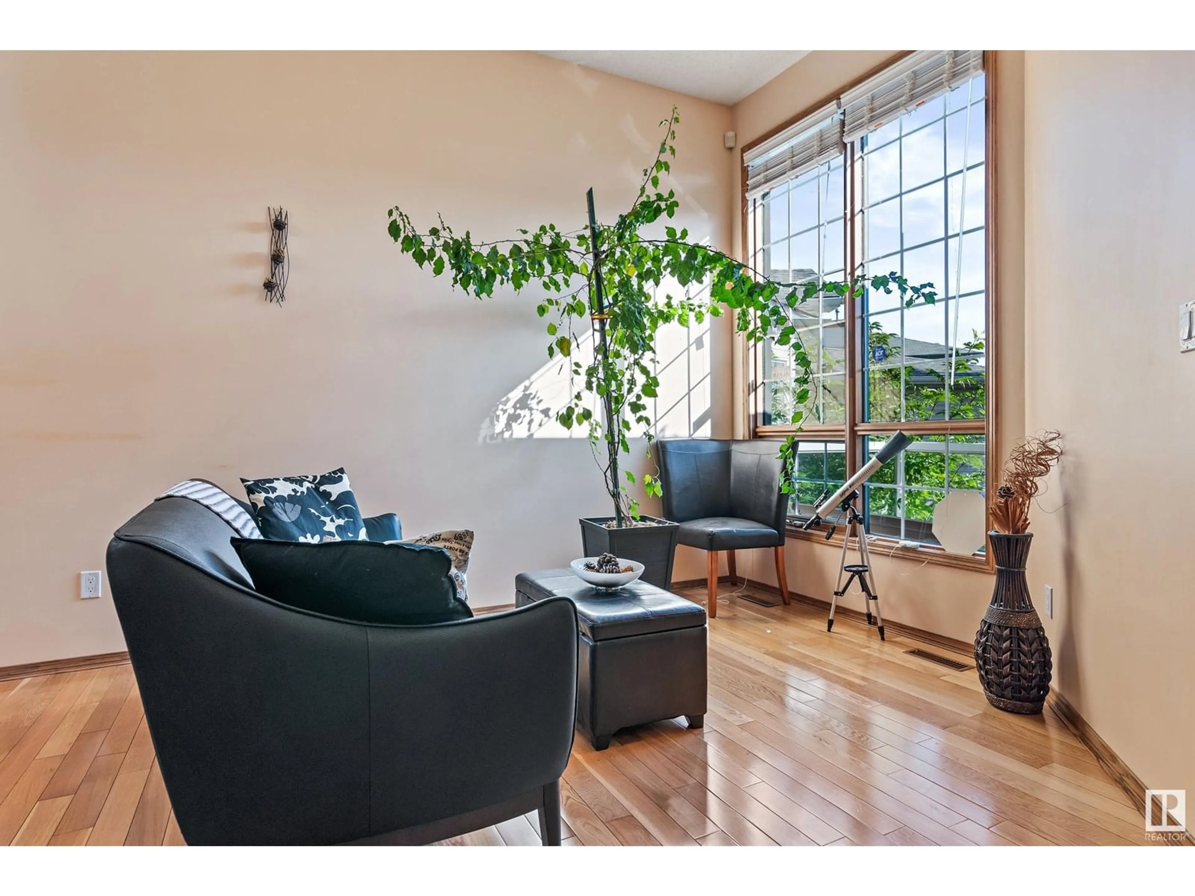 Living room with furniture, wood/laminate floor for 1073 POTTER GREENS DR, Edmonton Alberta T5T6A5