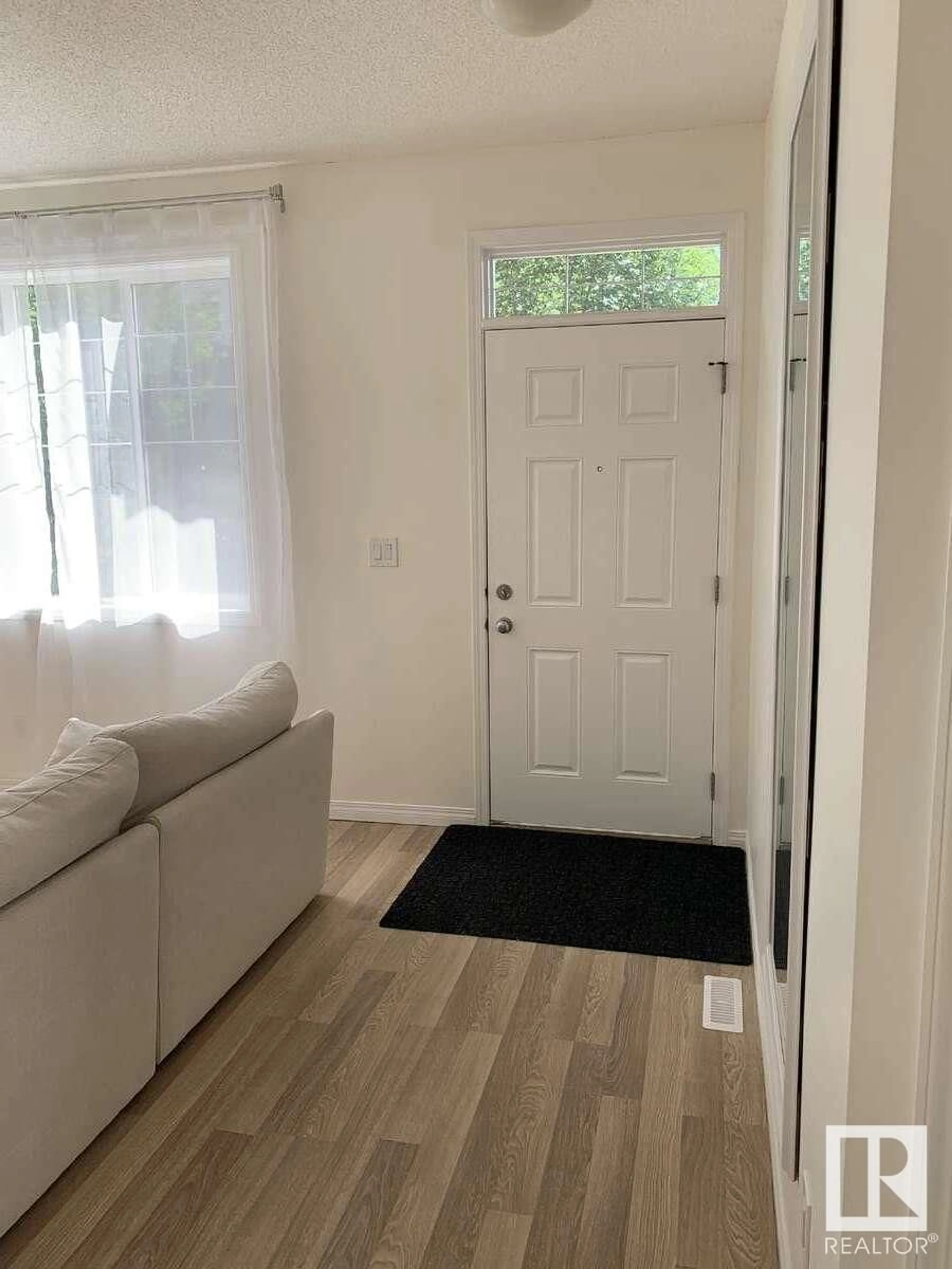 Indoor entryway for #33 - 4821 TERWILLEGAR CM, Edmonton Alberta T6R0C5