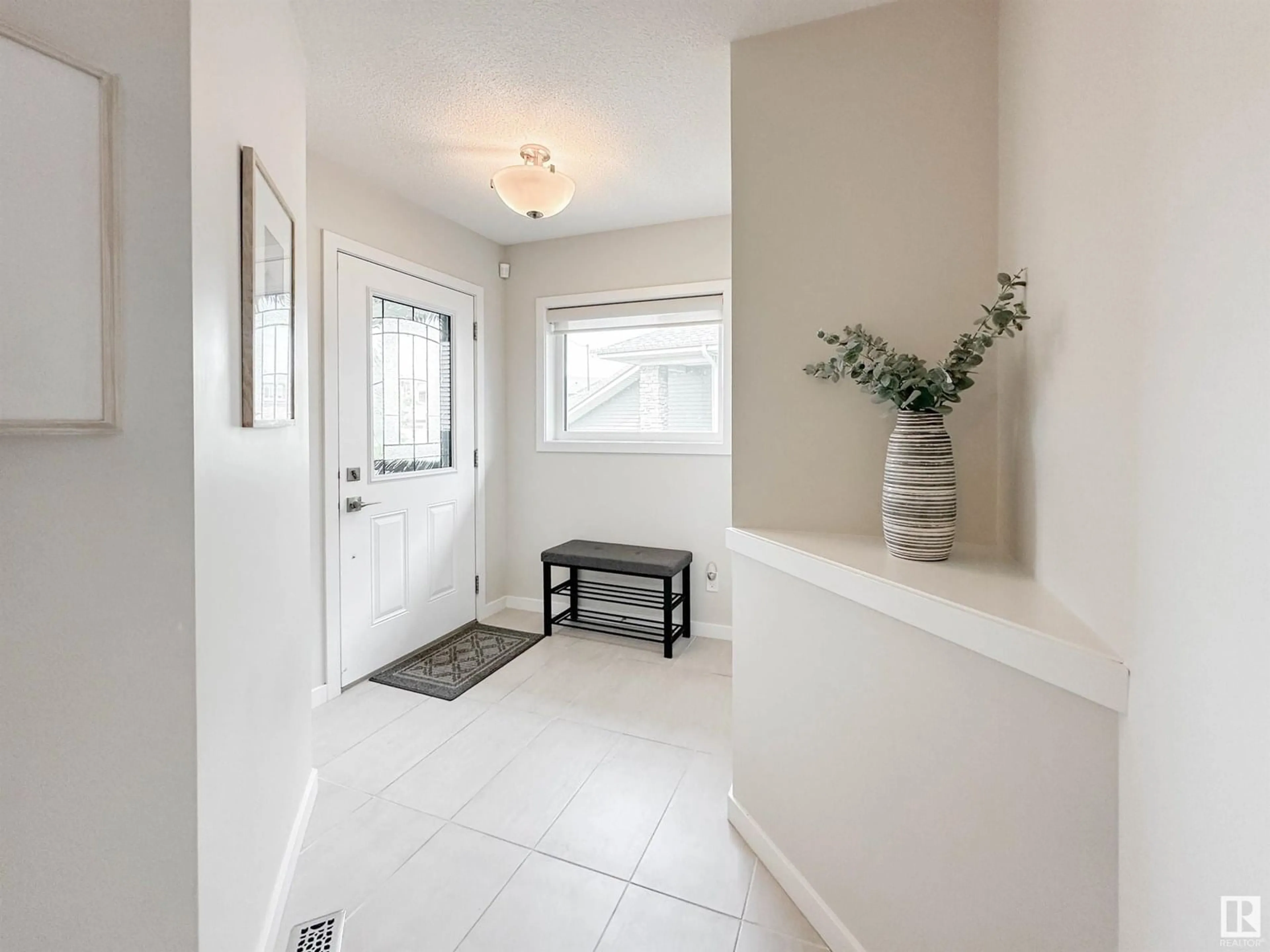 Indoor entryway for 27 JAMES CR, St. Albert Alberta T8N7S5