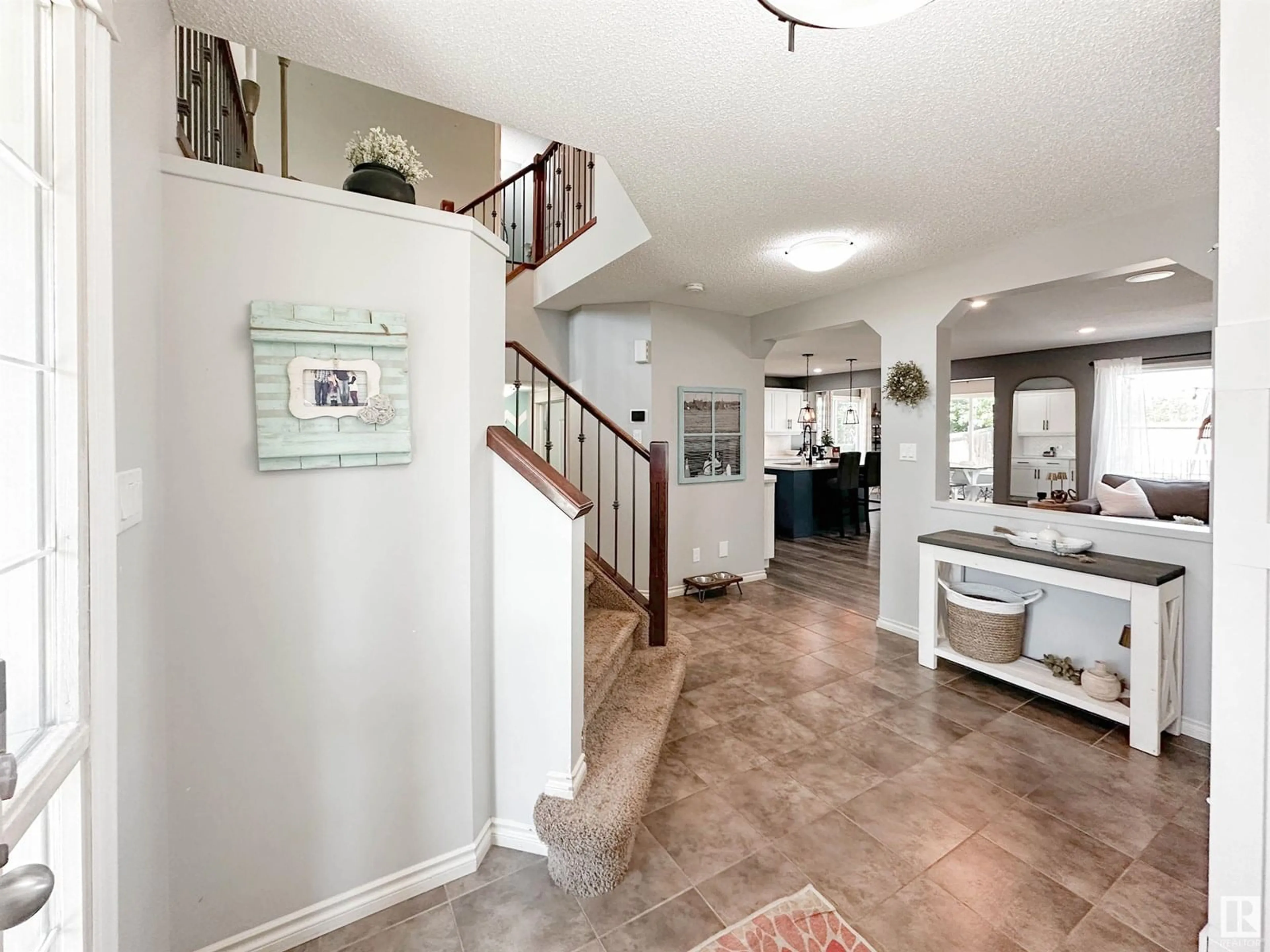 Indoor entryway for 32 HERON CR, Spruce Grove Alberta T7X0G1