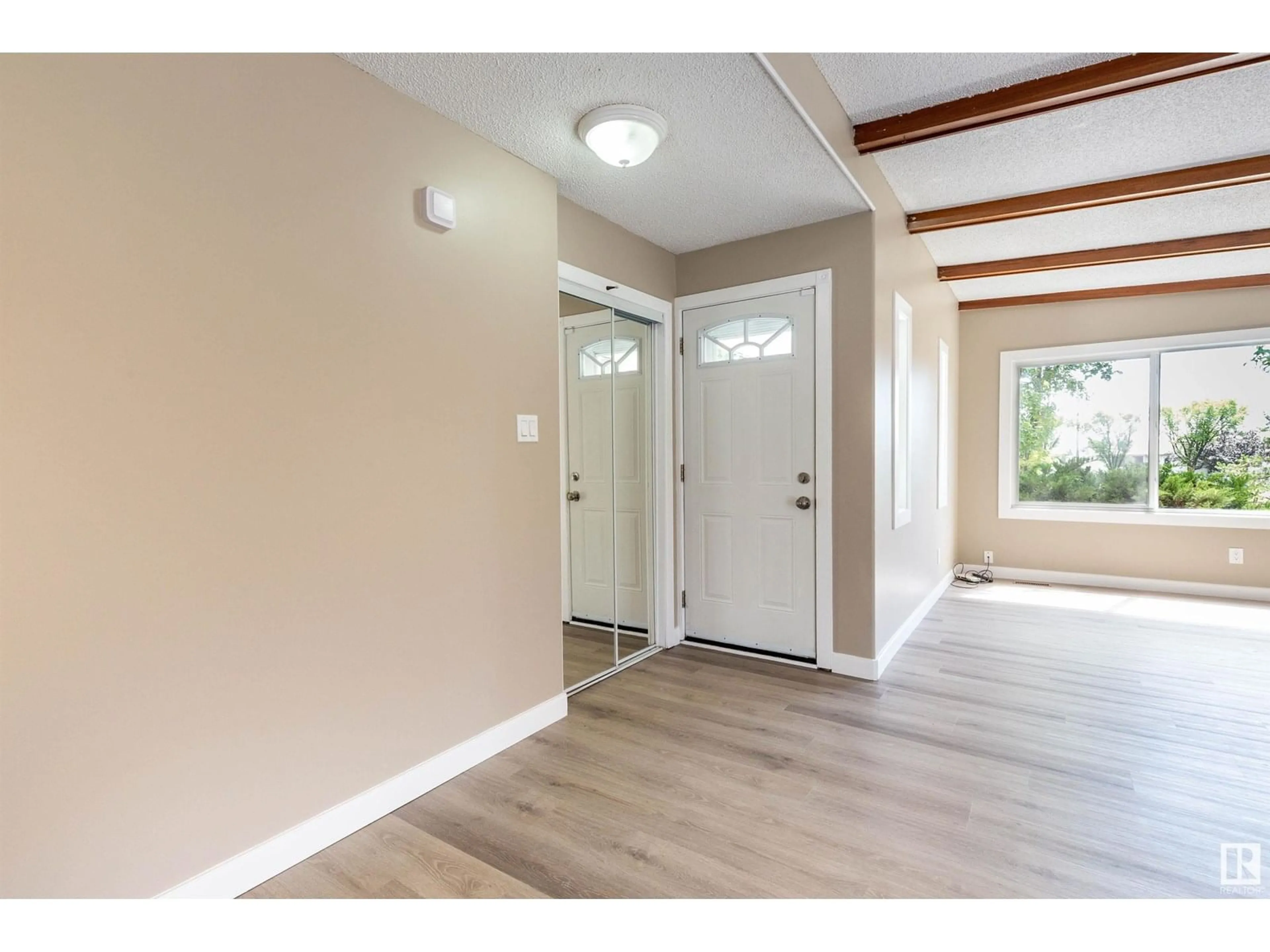 Indoor entryway for 7208 137 AV, Edmonton Alberta T5C2L5