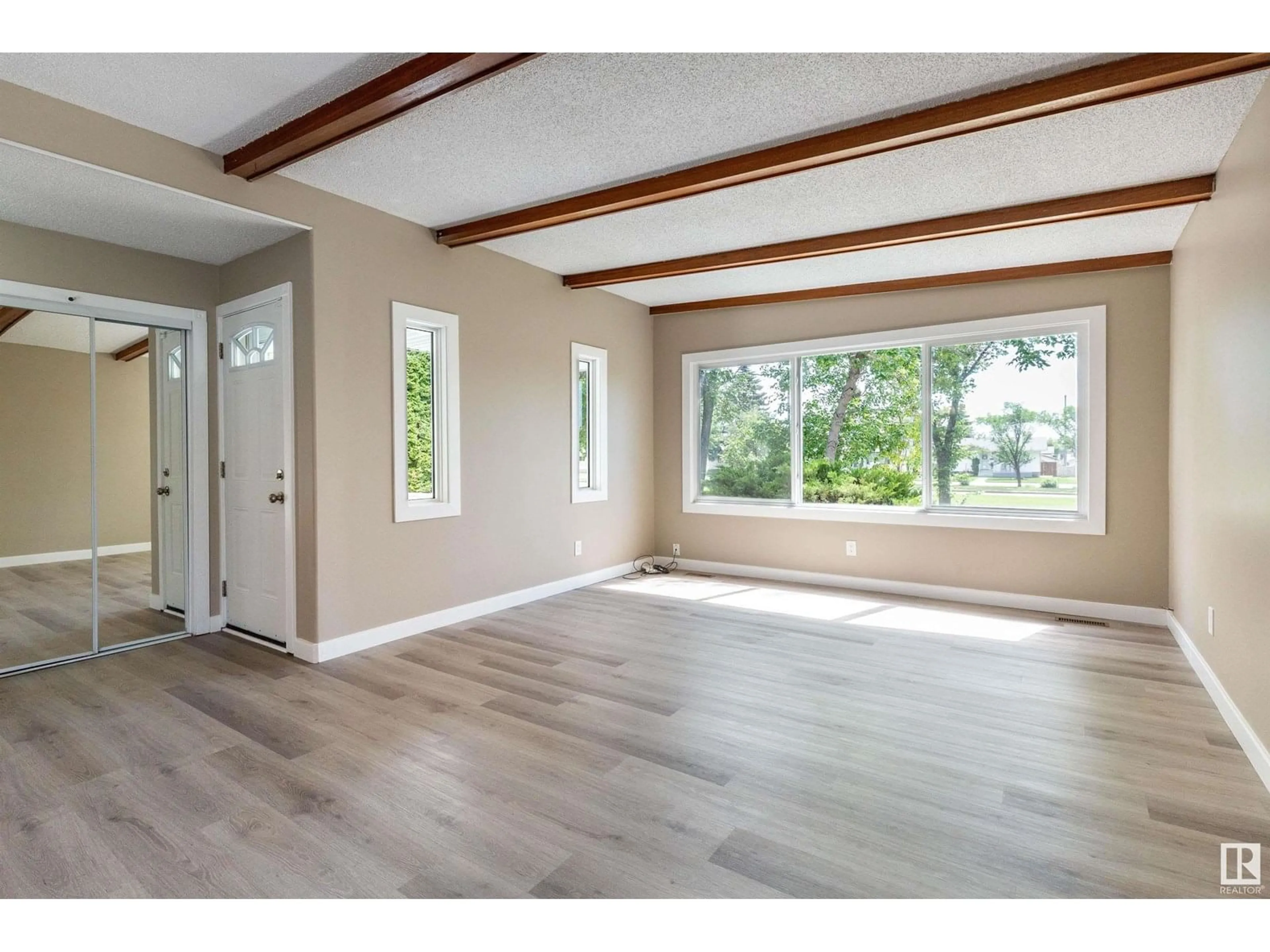 Indoor entryway for 7208 137 AV, Edmonton Alberta T5C2L5