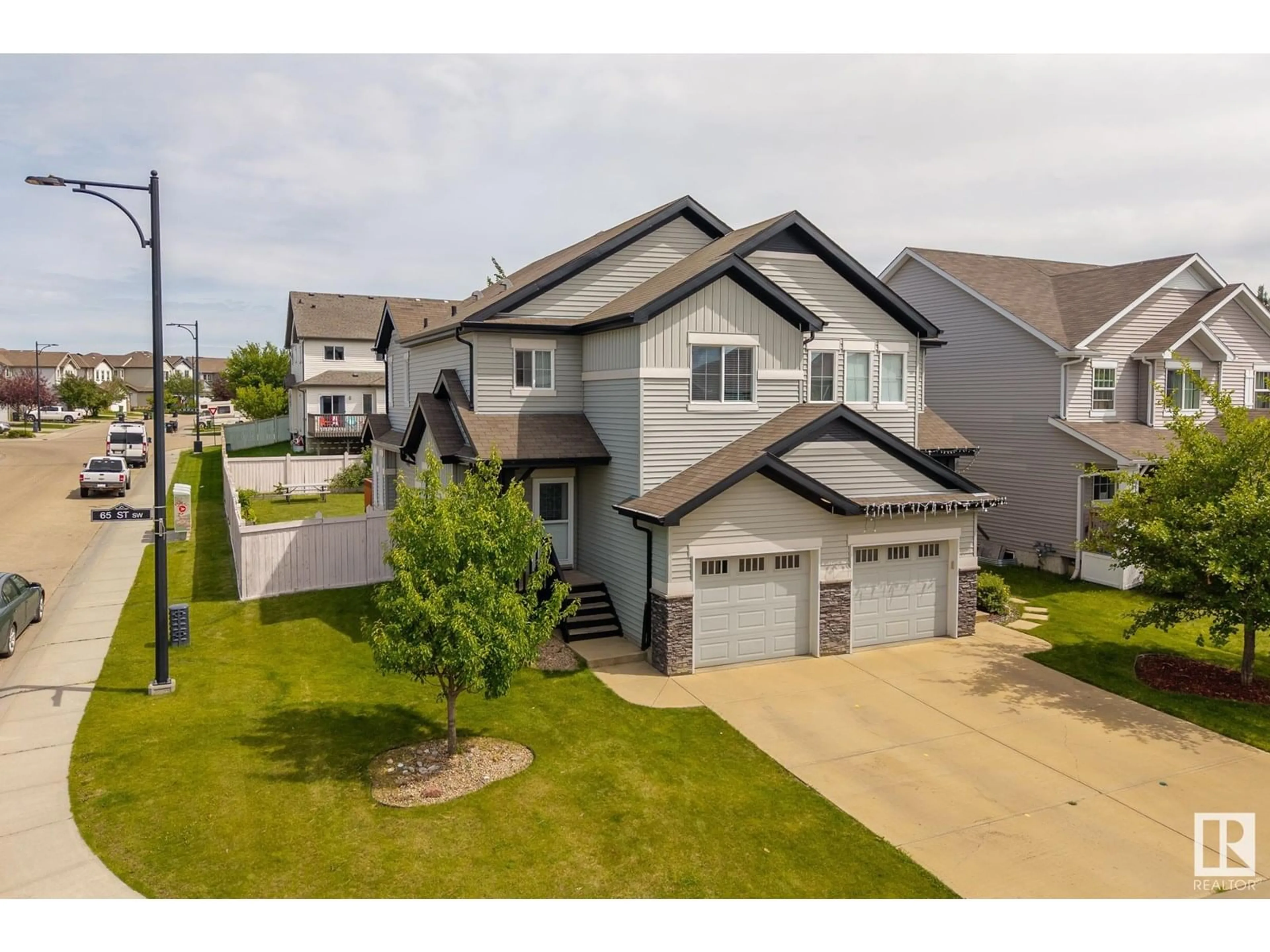 A pic from outside/outdoor area/front of a property/back of a property/a pic from drone, street for SW - 1609 65 ST, Edmonton Alberta T6X0N1
