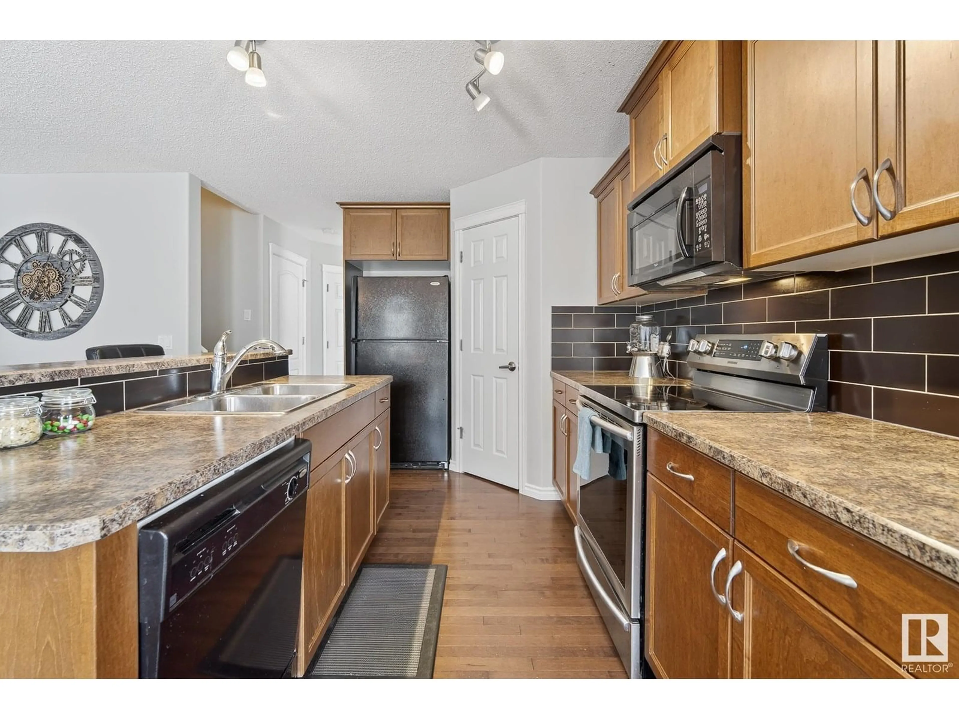 Standard kitchen, unknown for SW - 1609 65 ST, Edmonton Alberta T6X0N1