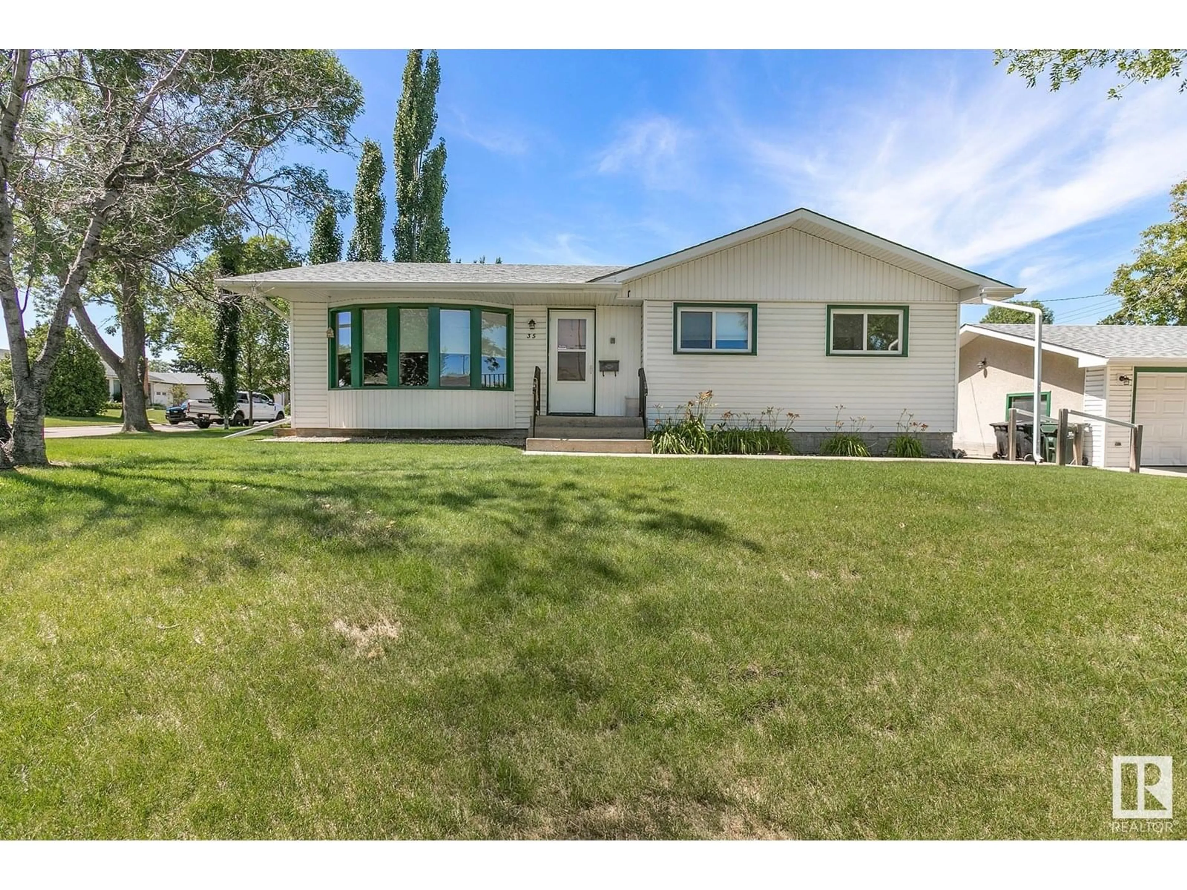 Home with vinyl exterior material, street for 35 IVY CR, Sherwood Park Alberta T8A1W3