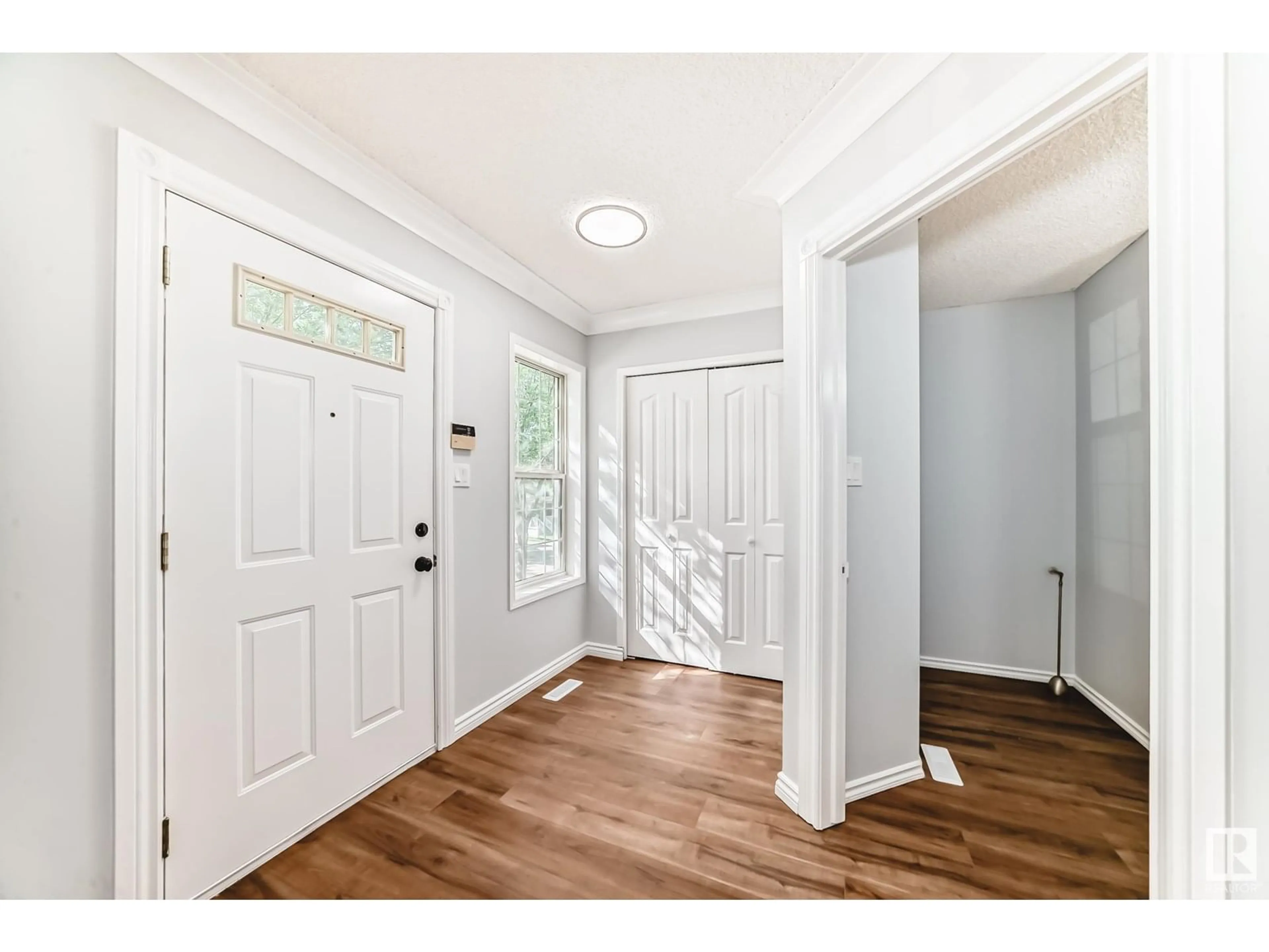 Indoor entryway for 1846 TOMLINSON CR, Edmonton Alberta T6R2T5