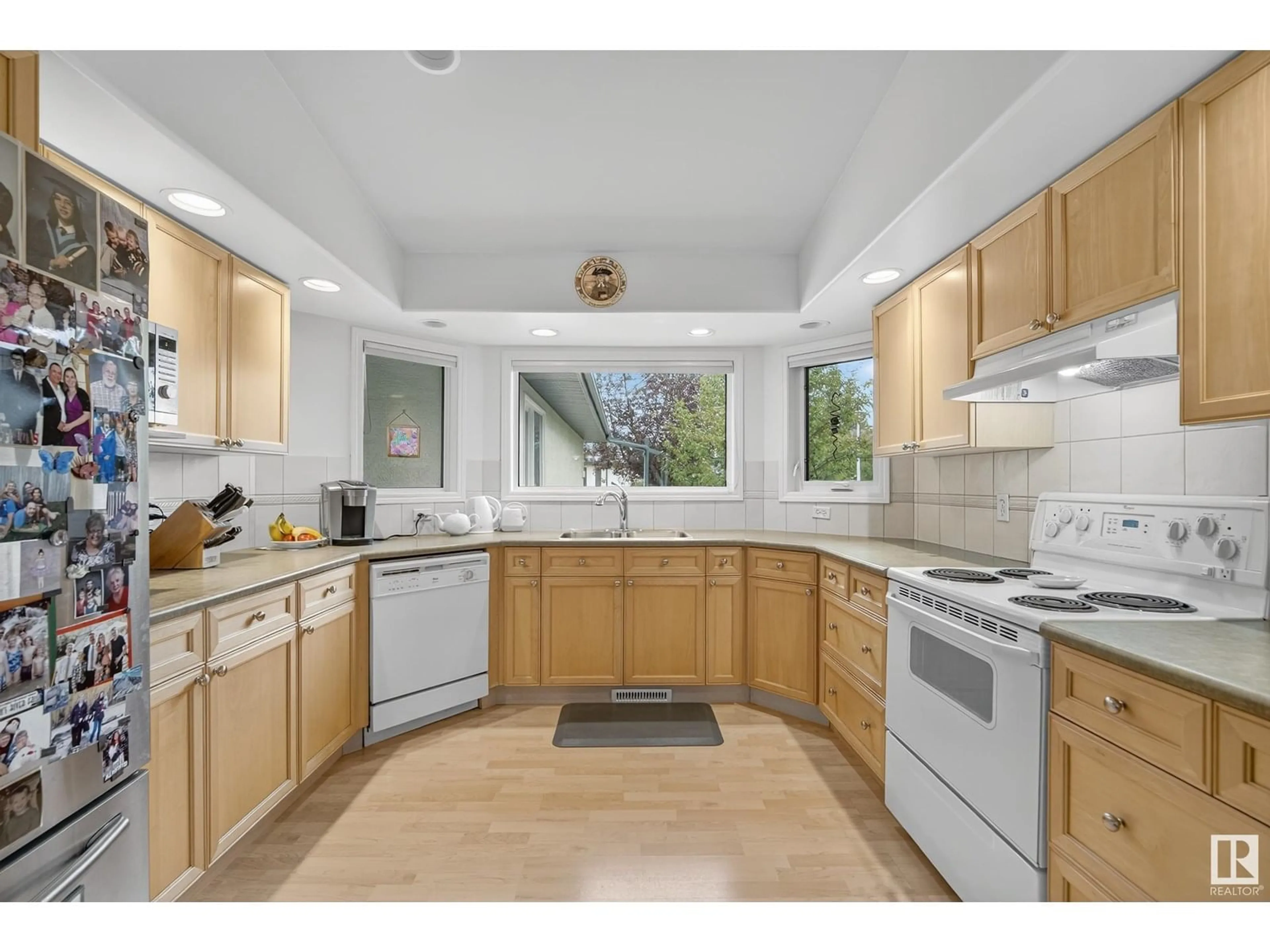 Standard kitchen, unknown for 8 - 32 DECHENE RD, Edmonton Alberta T6M2S5