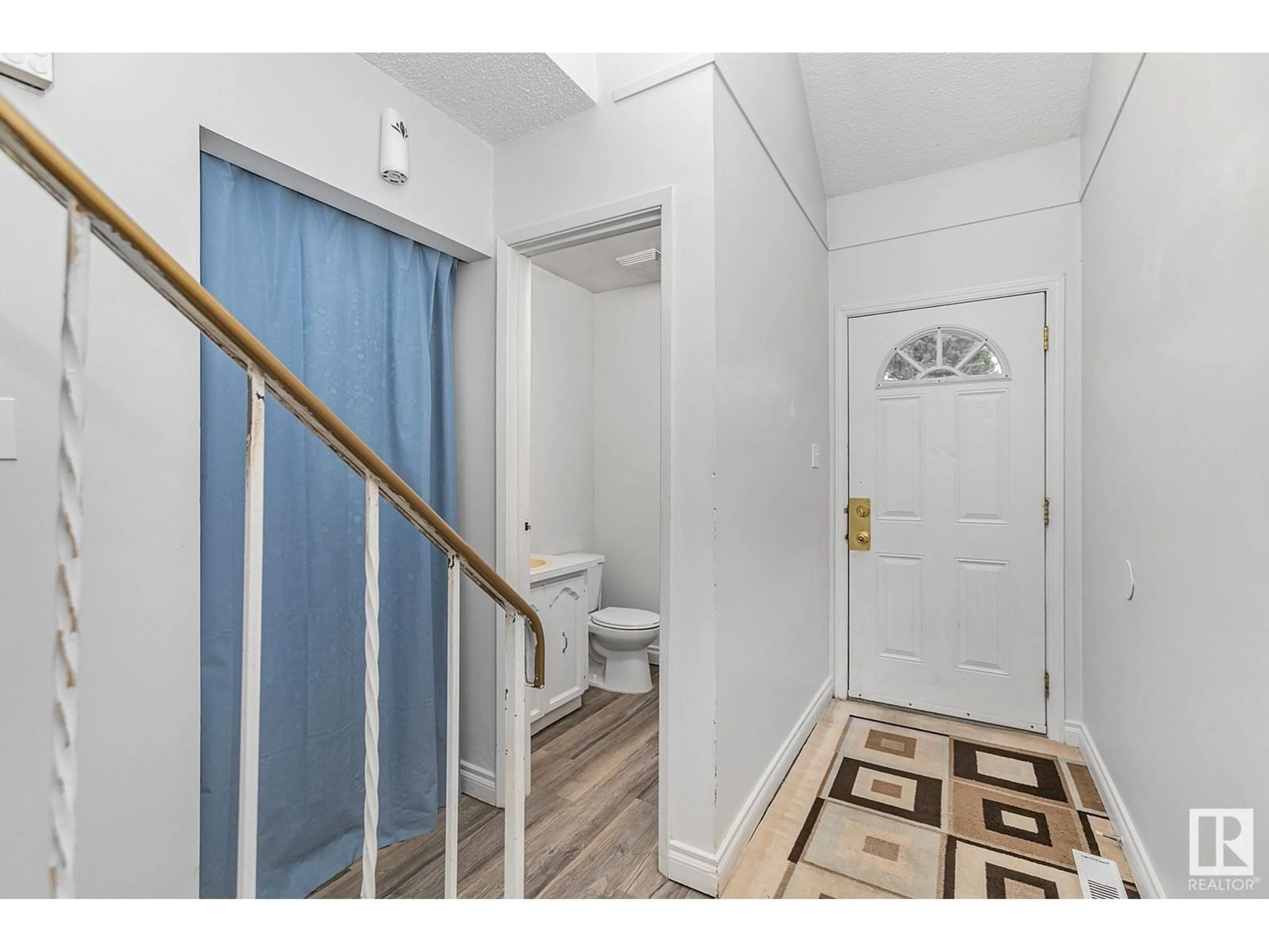 Indoor entryway for 1201 HOOKE RD, Edmonton Alberta T5A4A5