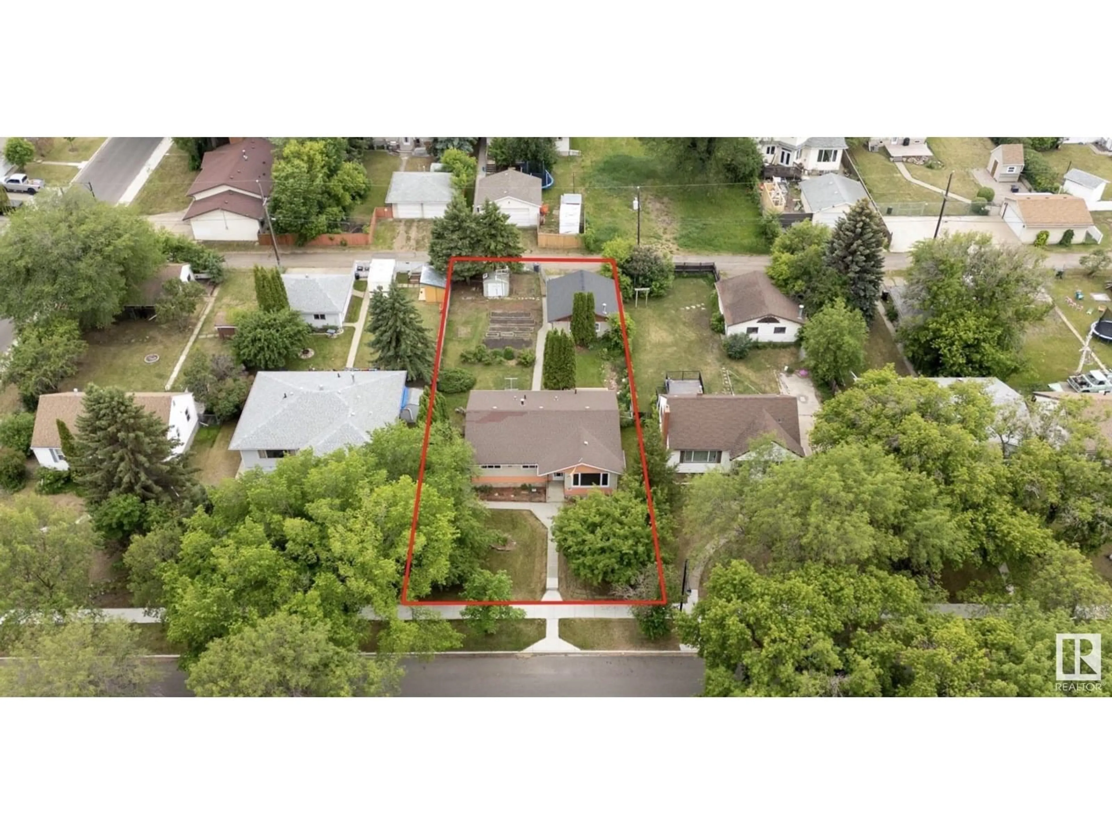 A pic from outside/outdoor area/front of a property/back of a property/a pic from drone, street for 12416 77 STREET, Edmonton Alberta T5B2H5