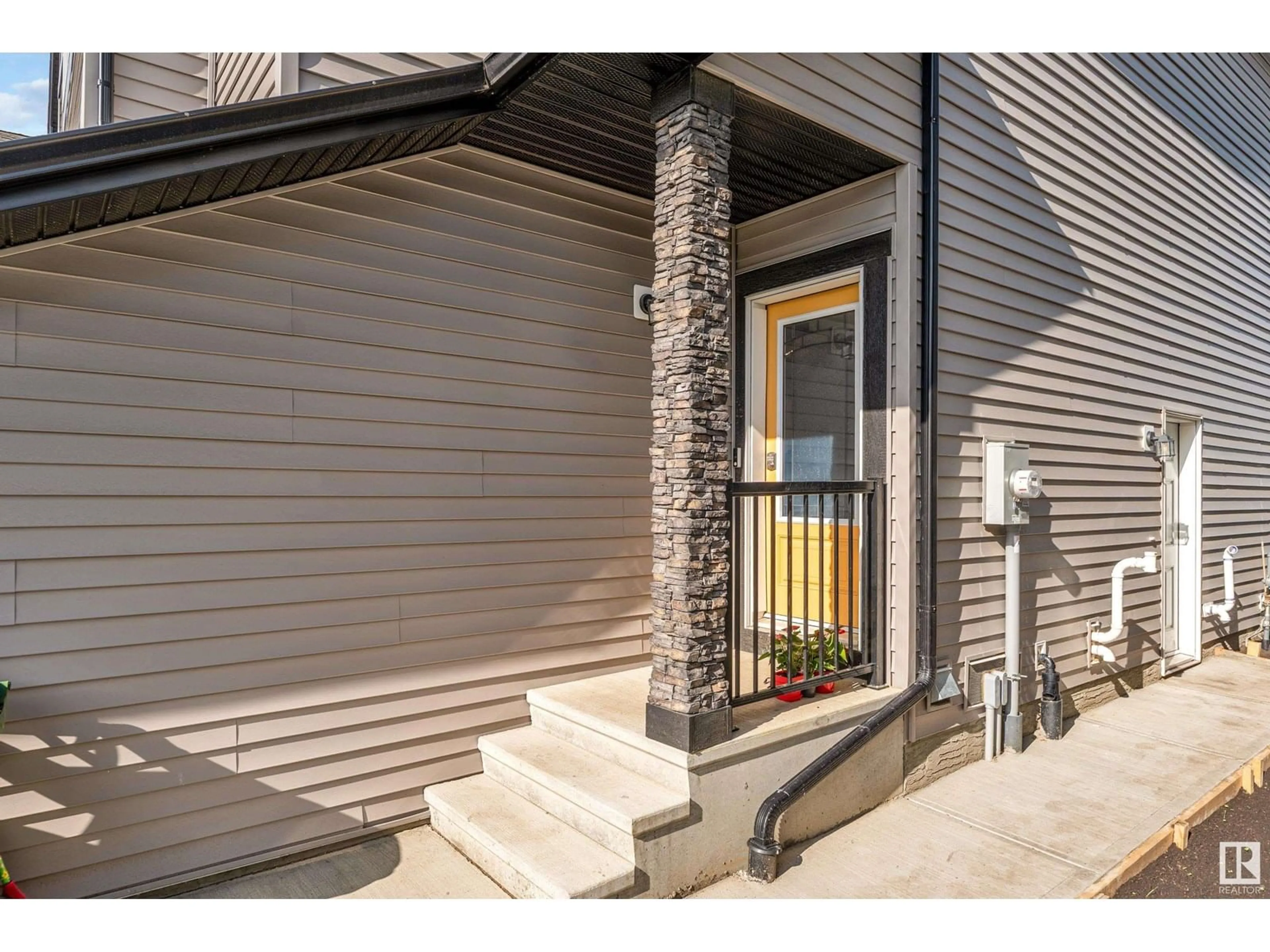 Indoor entryway for 1411 12 ST, Edmonton Alberta T6T2V2