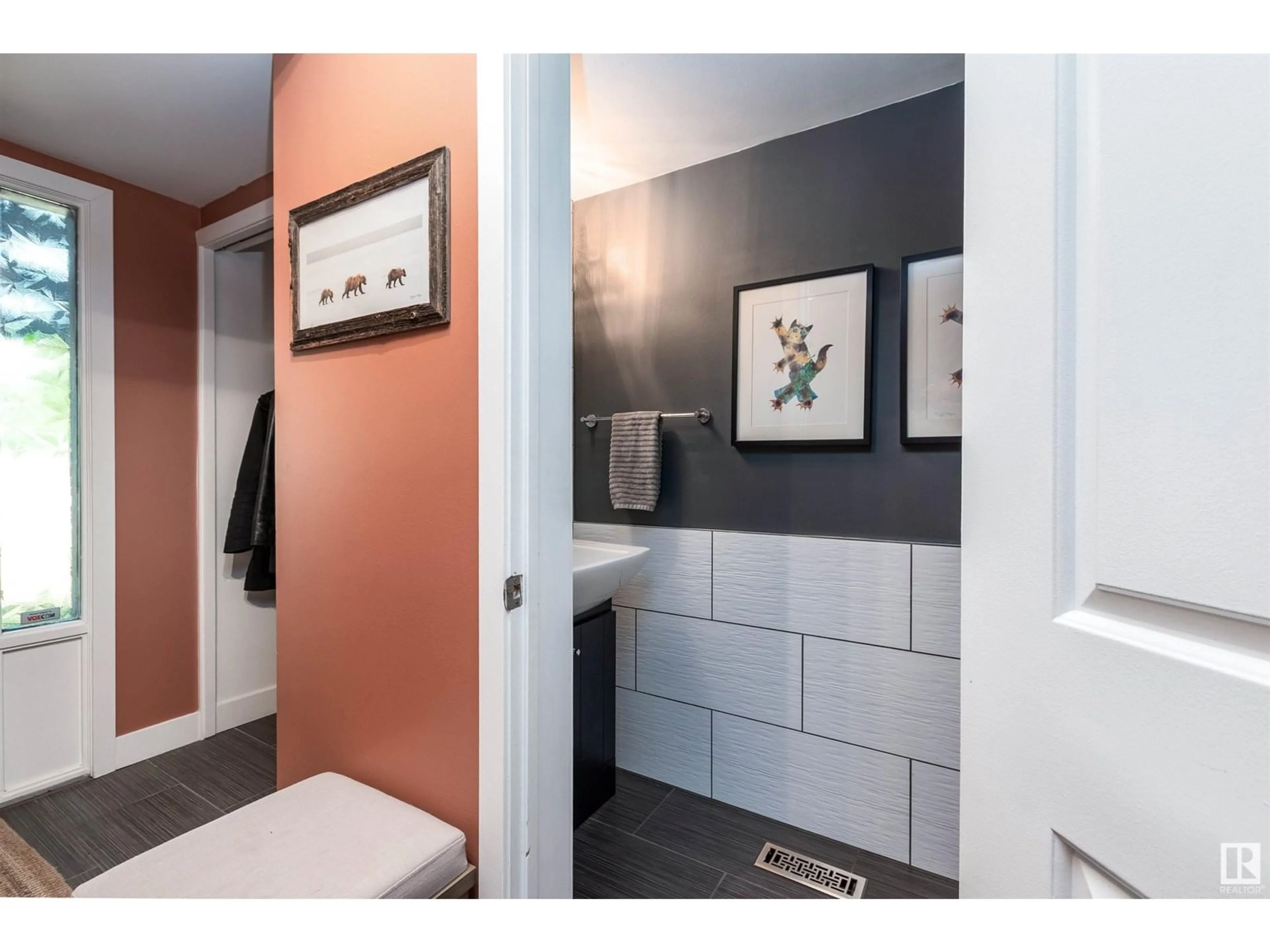 Contemporary bathroom, ceramic/tile floor for 614 WOODBRIDGE WY, Sherwood Park Alberta T8A4E4