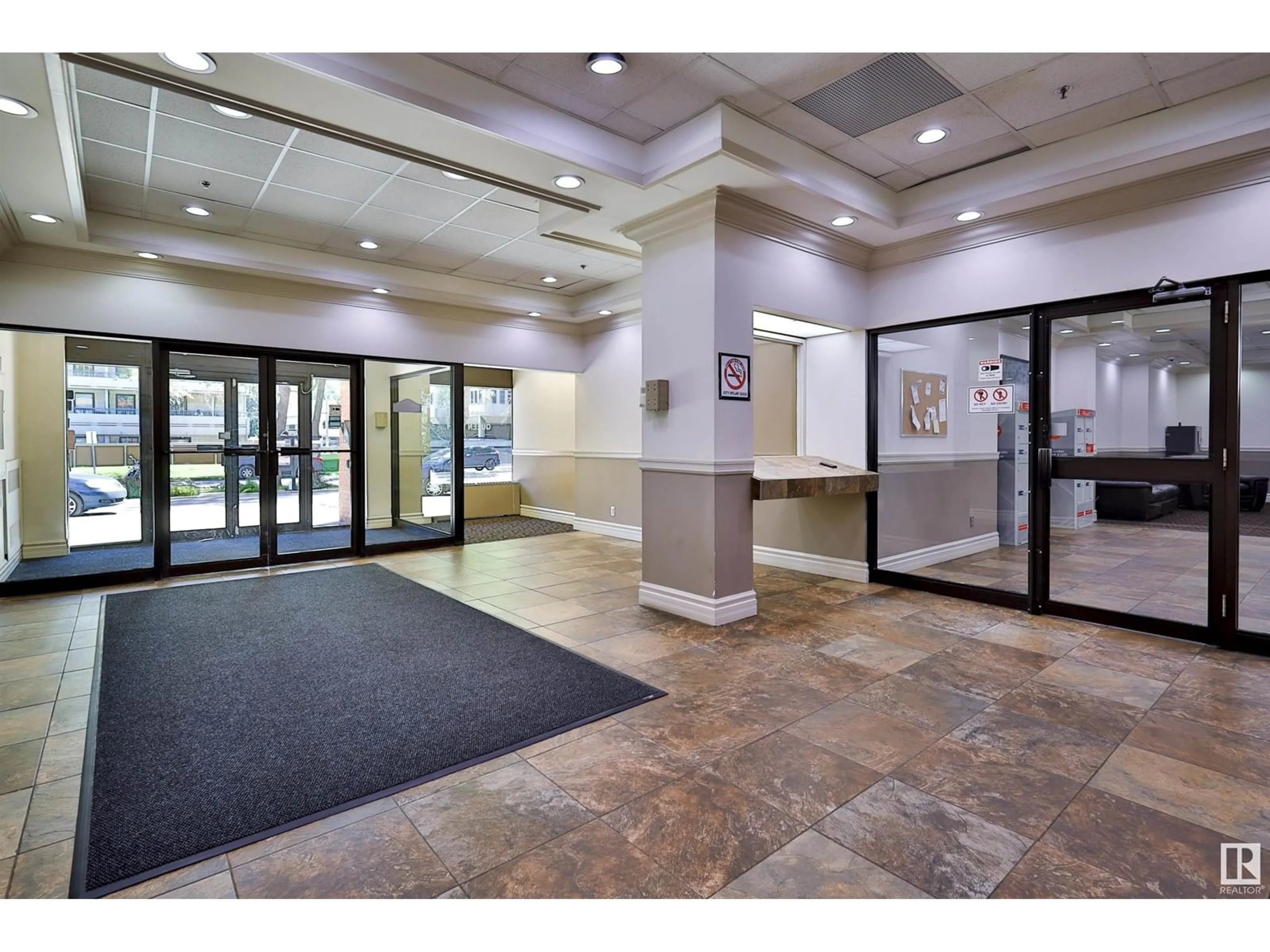 Indoor foyer for 10160 - 423 114 ST, Edmonton Alberta T5K2L2