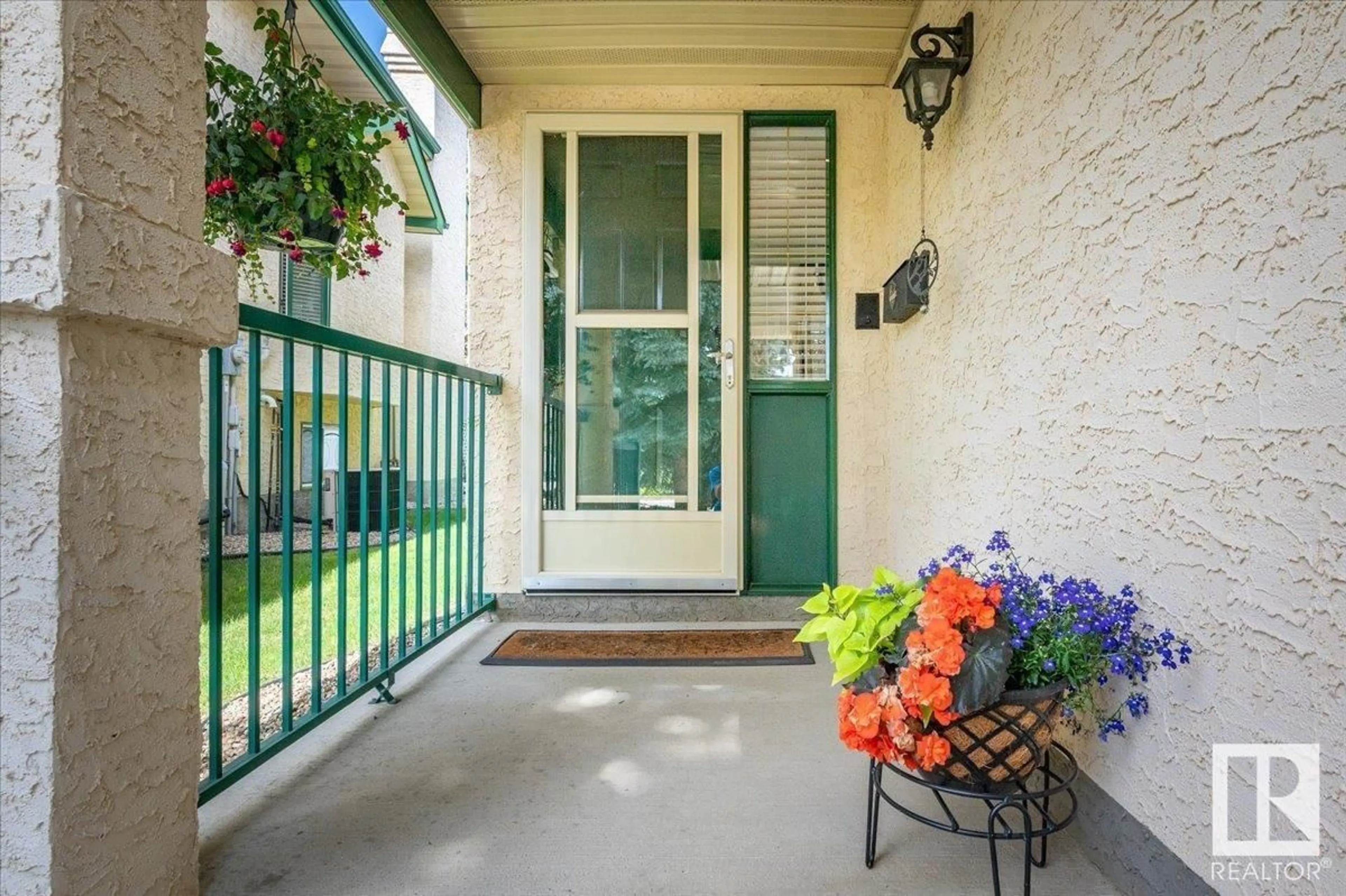 Indoor entryway for 1042 CARTER CREST RD, Edmonton Alberta T6R2K2