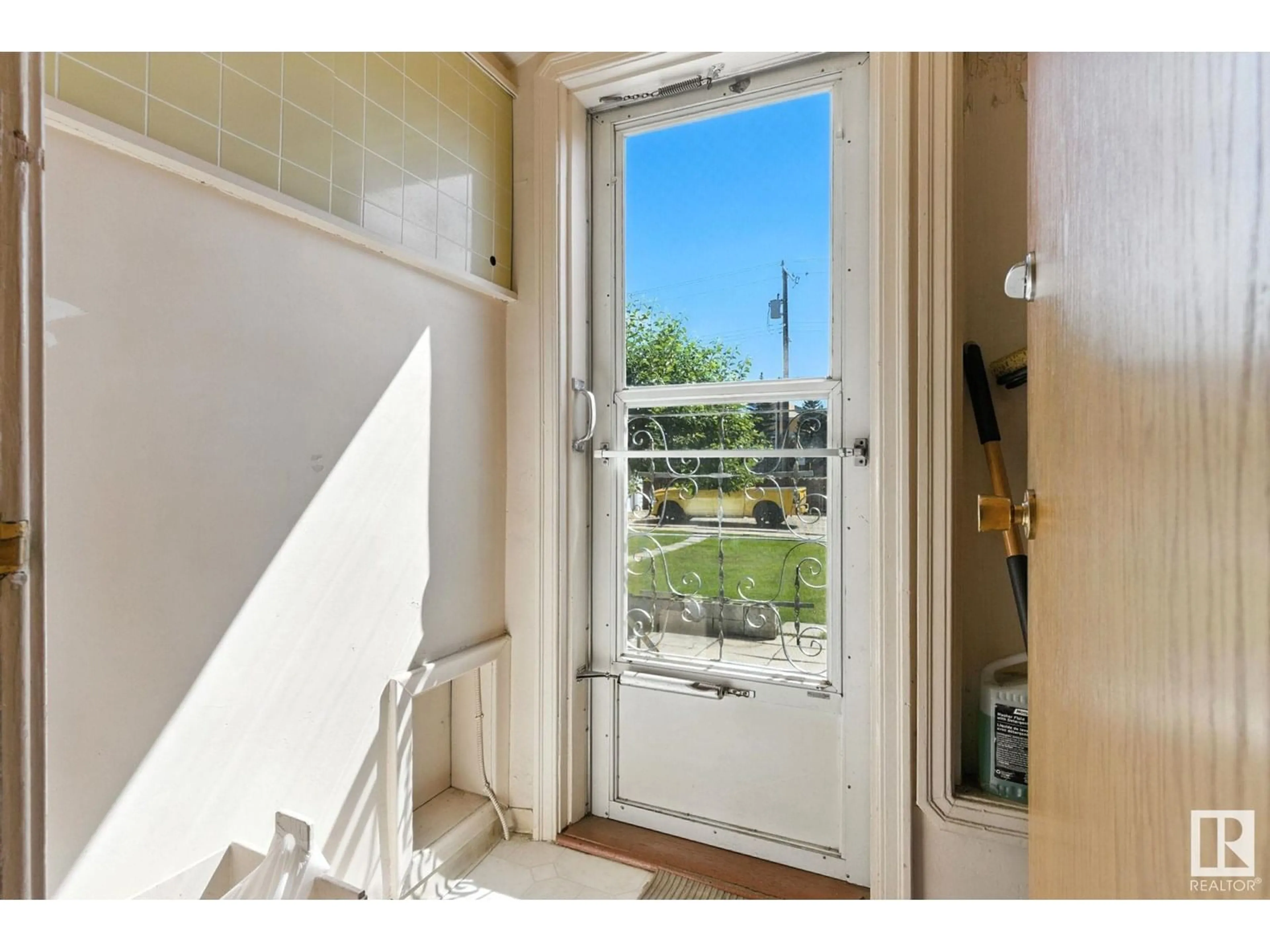 Indoor entryway for 11033 107 ST NW, Edmonton Alberta T5H2Z6