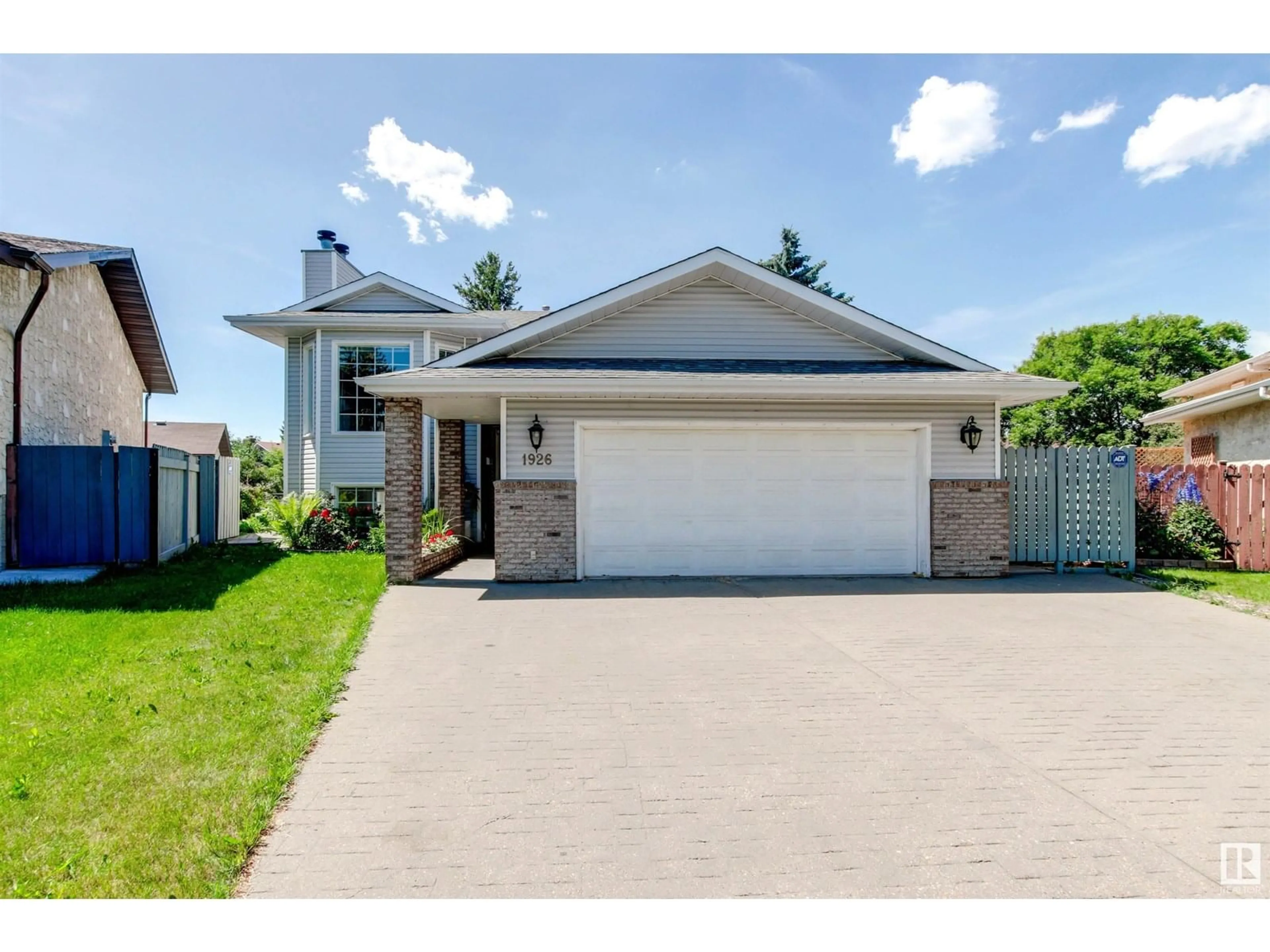 Home with vinyl exterior material, street for 1926 36 ST, Edmonton Alberta T6L3G5