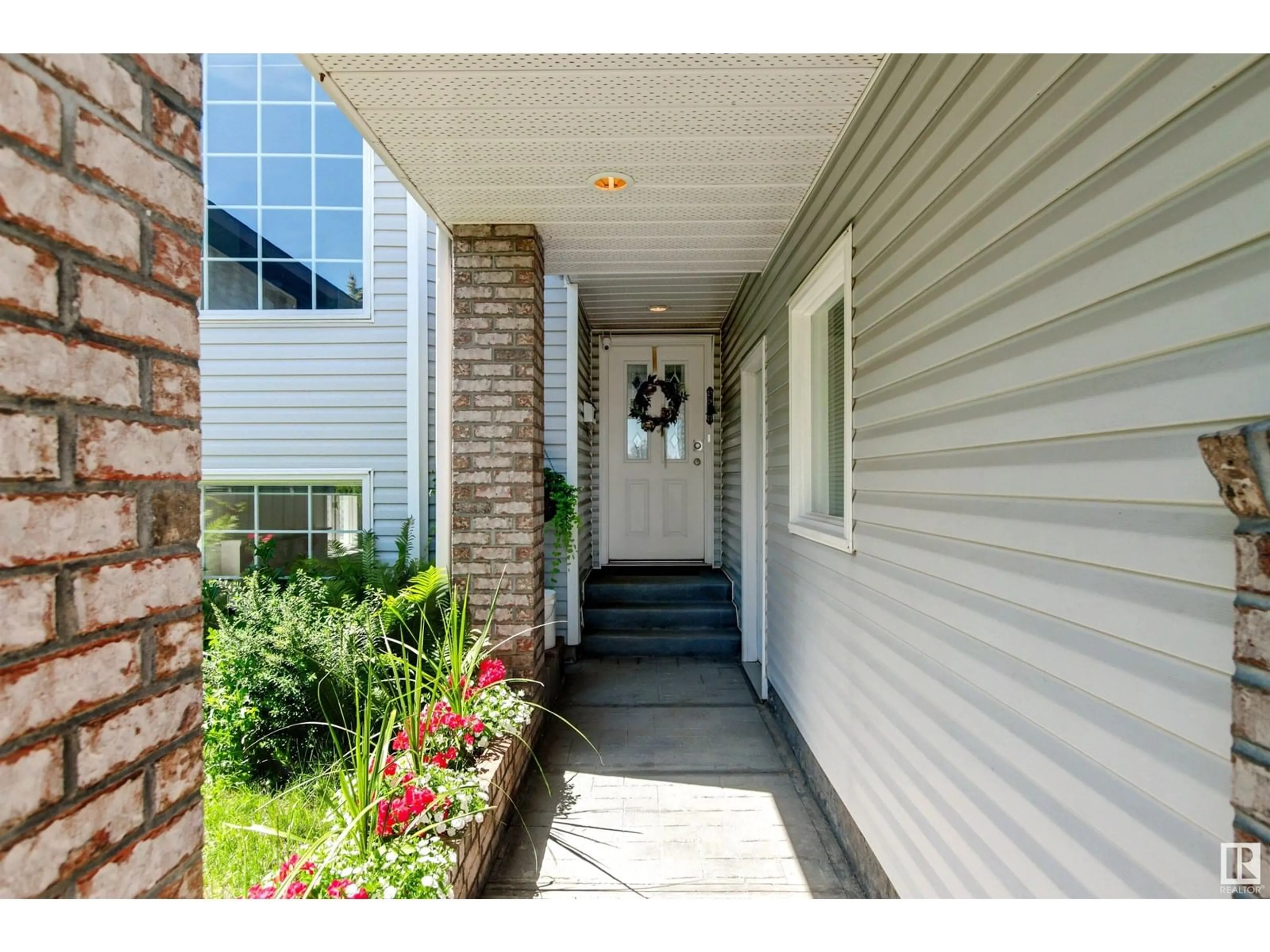 Indoor entryway for 1926 36 ST, Edmonton Alberta T6L3G5
