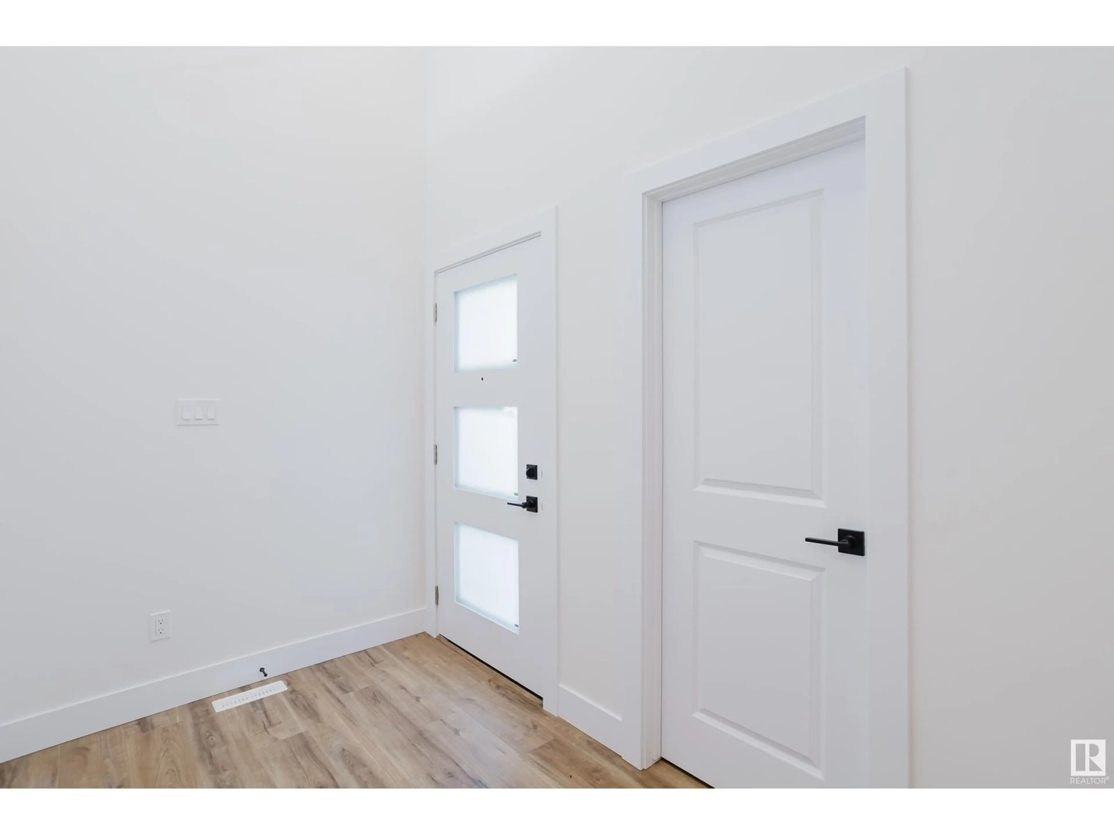 Indoor entryway for 43 MEADOWGROVE LN, Spruce Grove Alberta T7X0W2