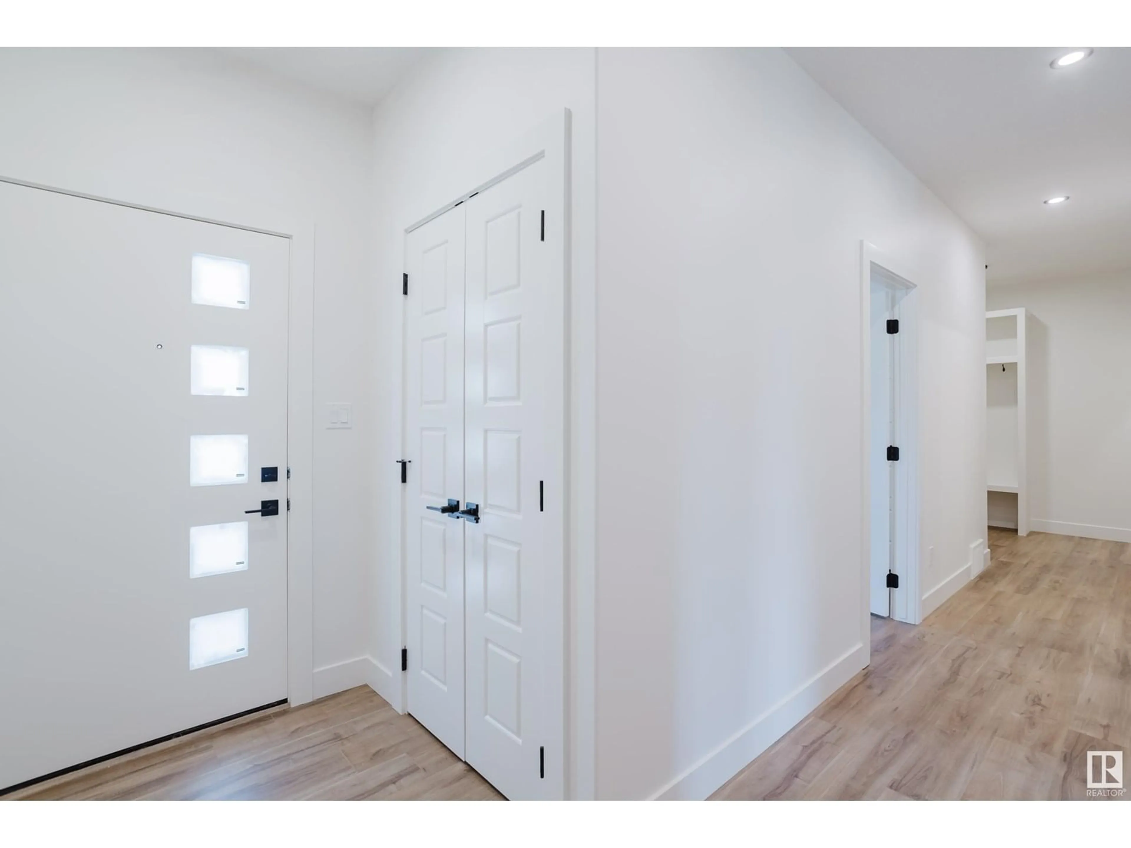 Indoor entryway for 77 MEADOWGROVE LN, Spruce Grove Alberta T7X0W2
