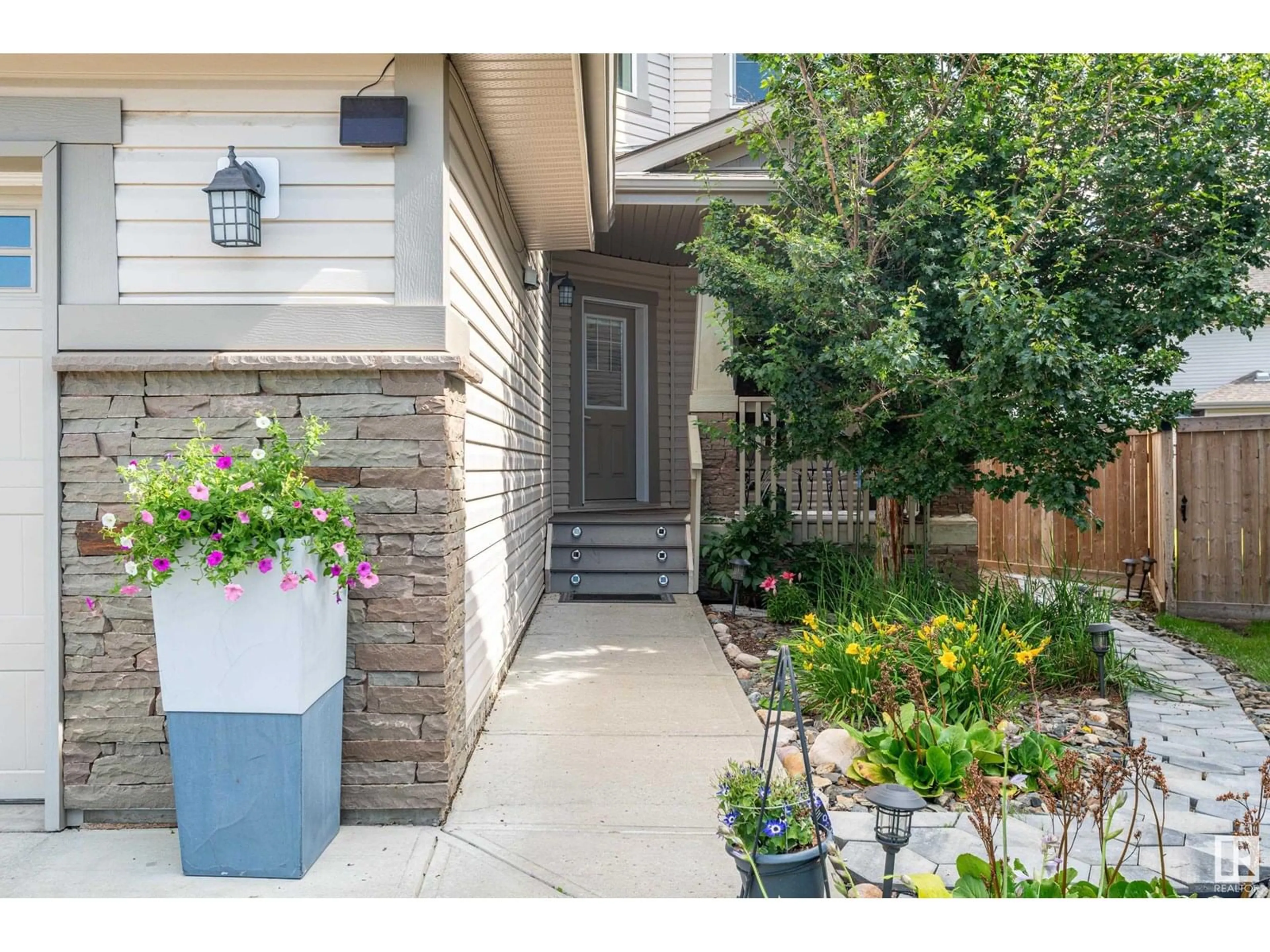 Indoor entryway for 2108 TRUMPETER WY, Edmonton Alberta T5S0G1