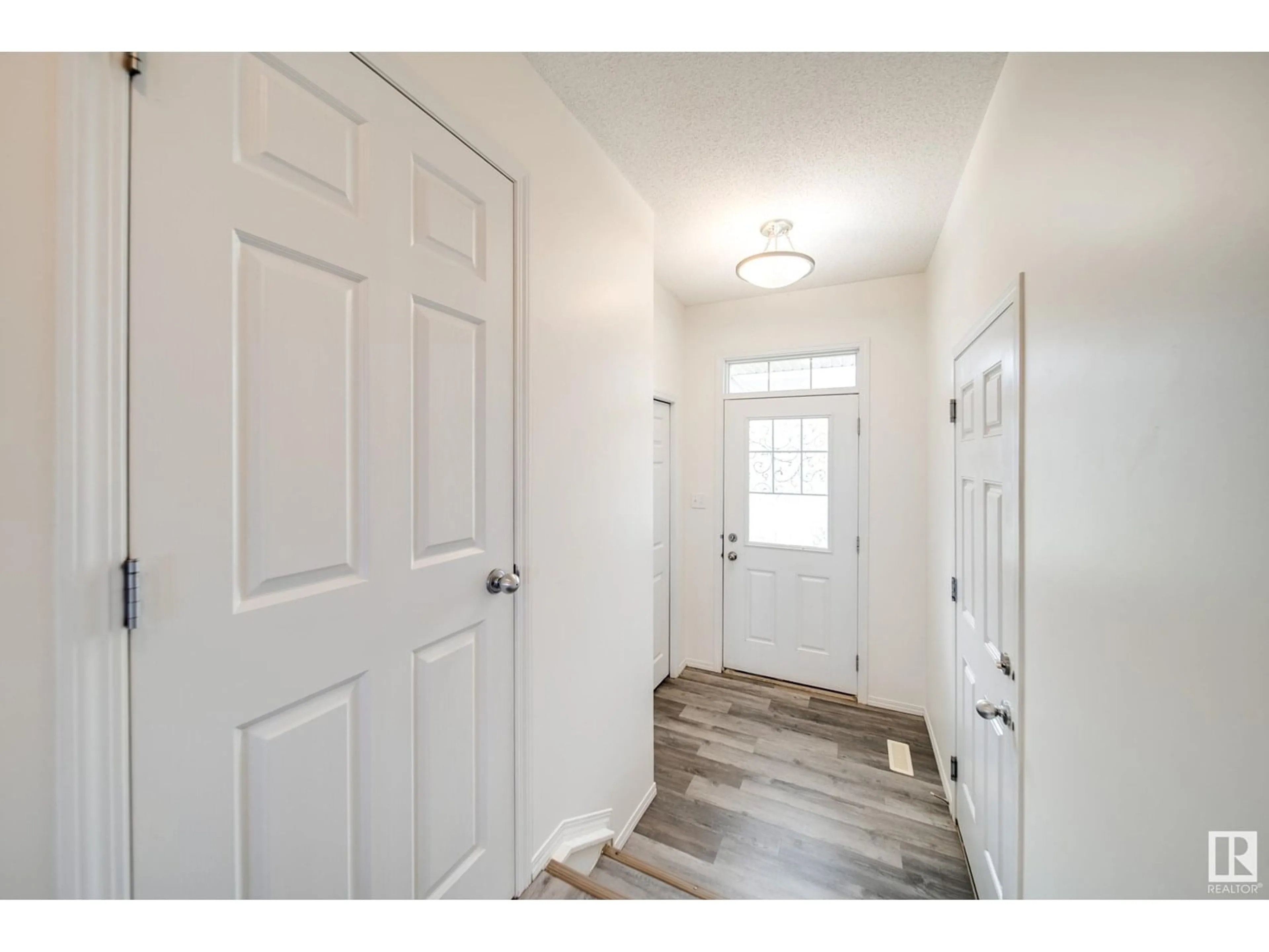 Indoor entryway for 21328 61 AV, Edmonton Alberta T6M0K1