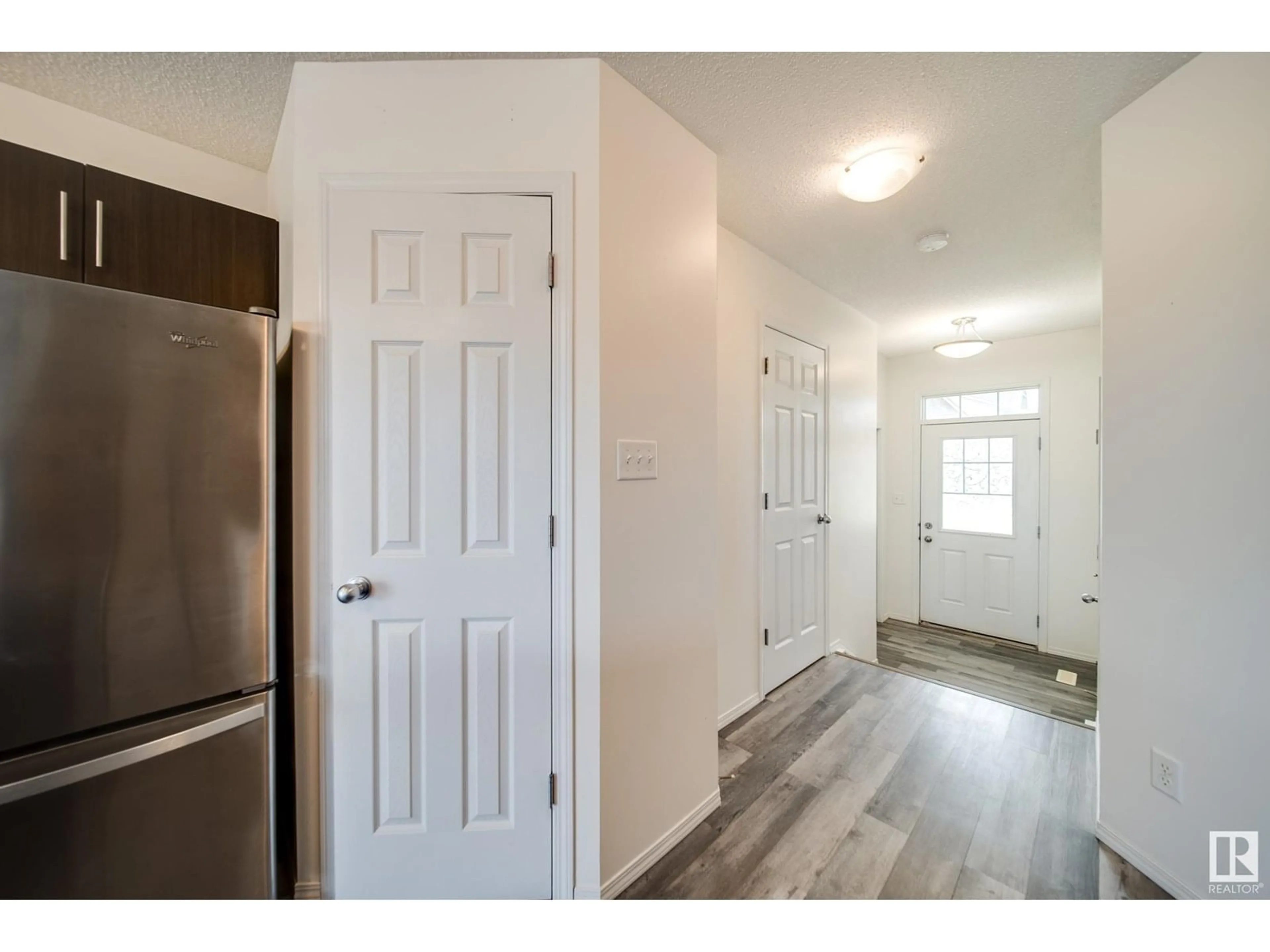 Indoor entryway for 21328 61 AV, Edmonton Alberta T6M0K1