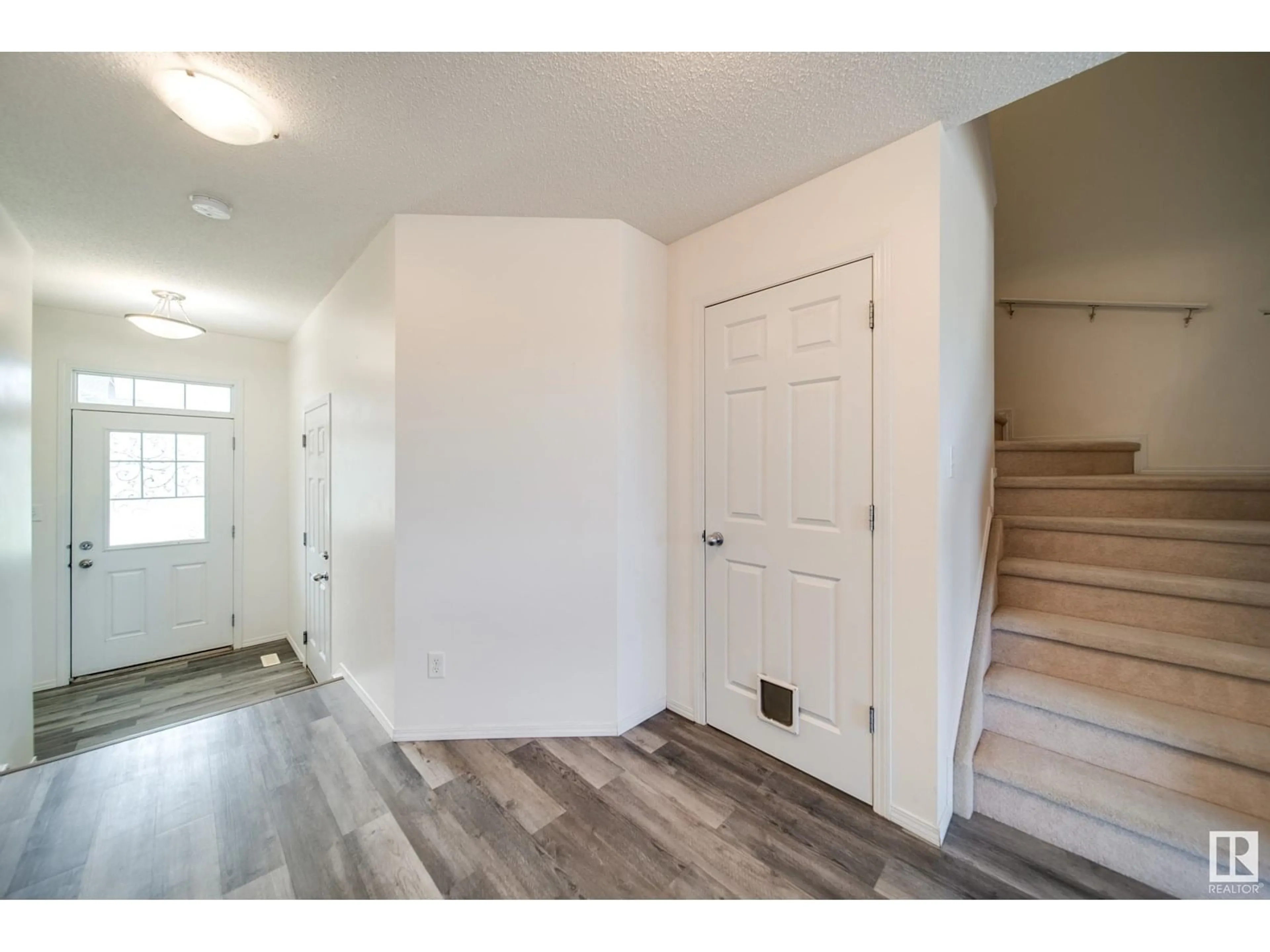 Indoor entryway for 21328 61 AV, Edmonton Alberta T6M0K1