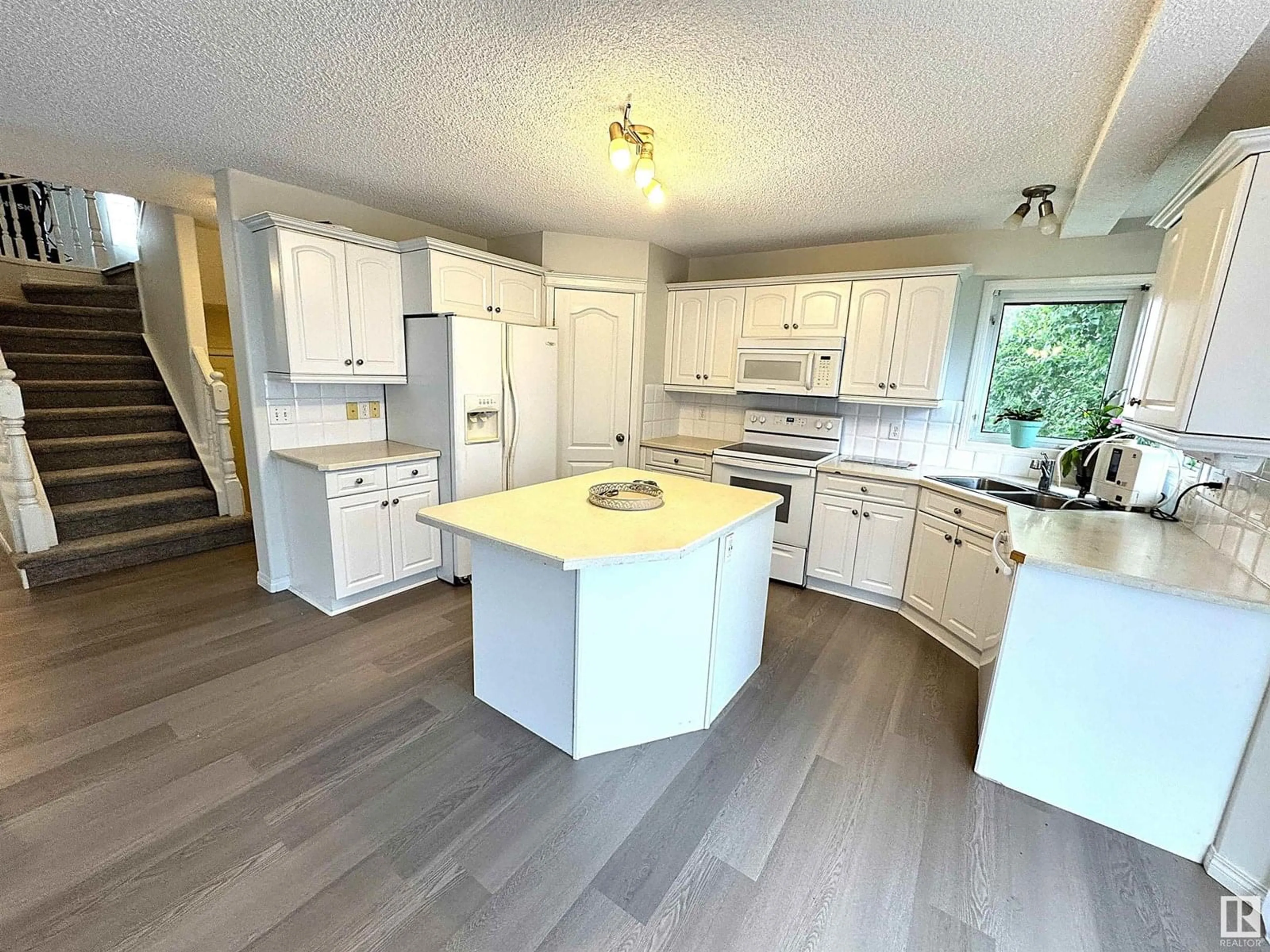 Open concept kitchen, unknown for 155 WESTMEWS, Fort Saskatchewan Alberta T8L3X9