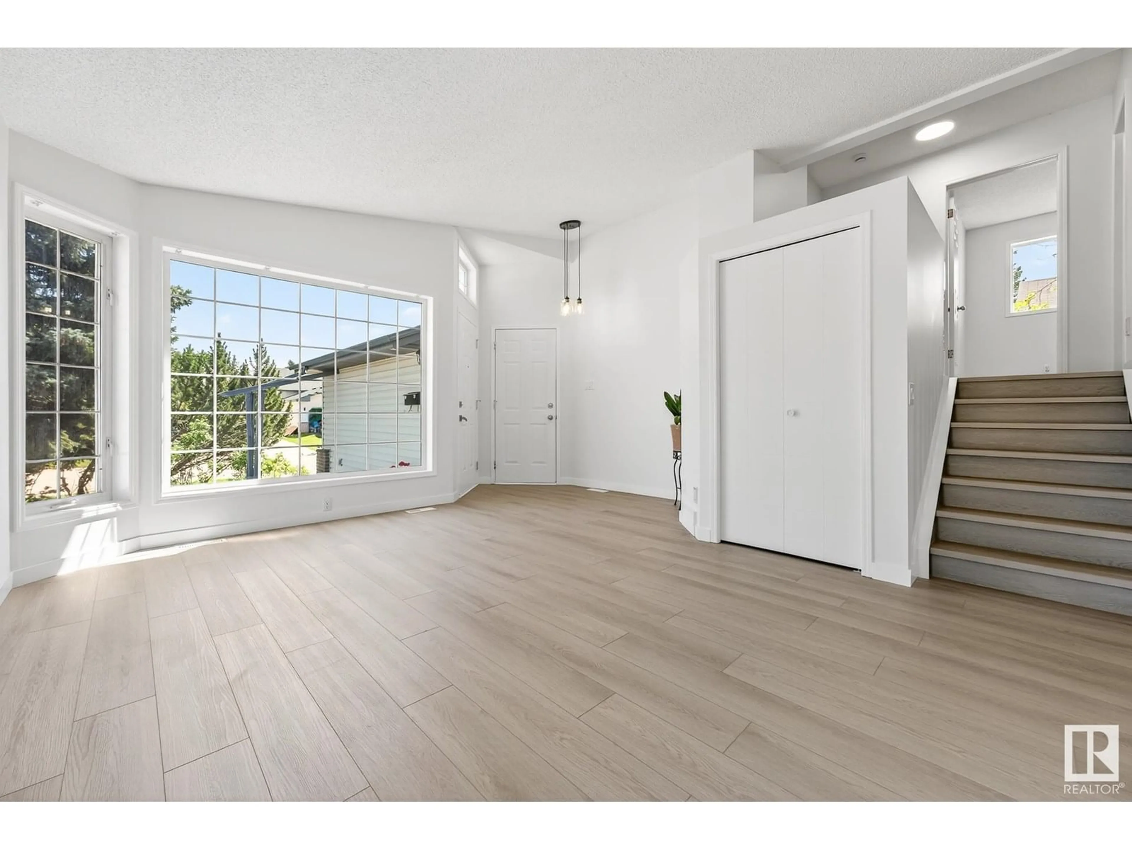 Indoor entryway for 11453 9 AV, Edmonton Alberta T6J6X8