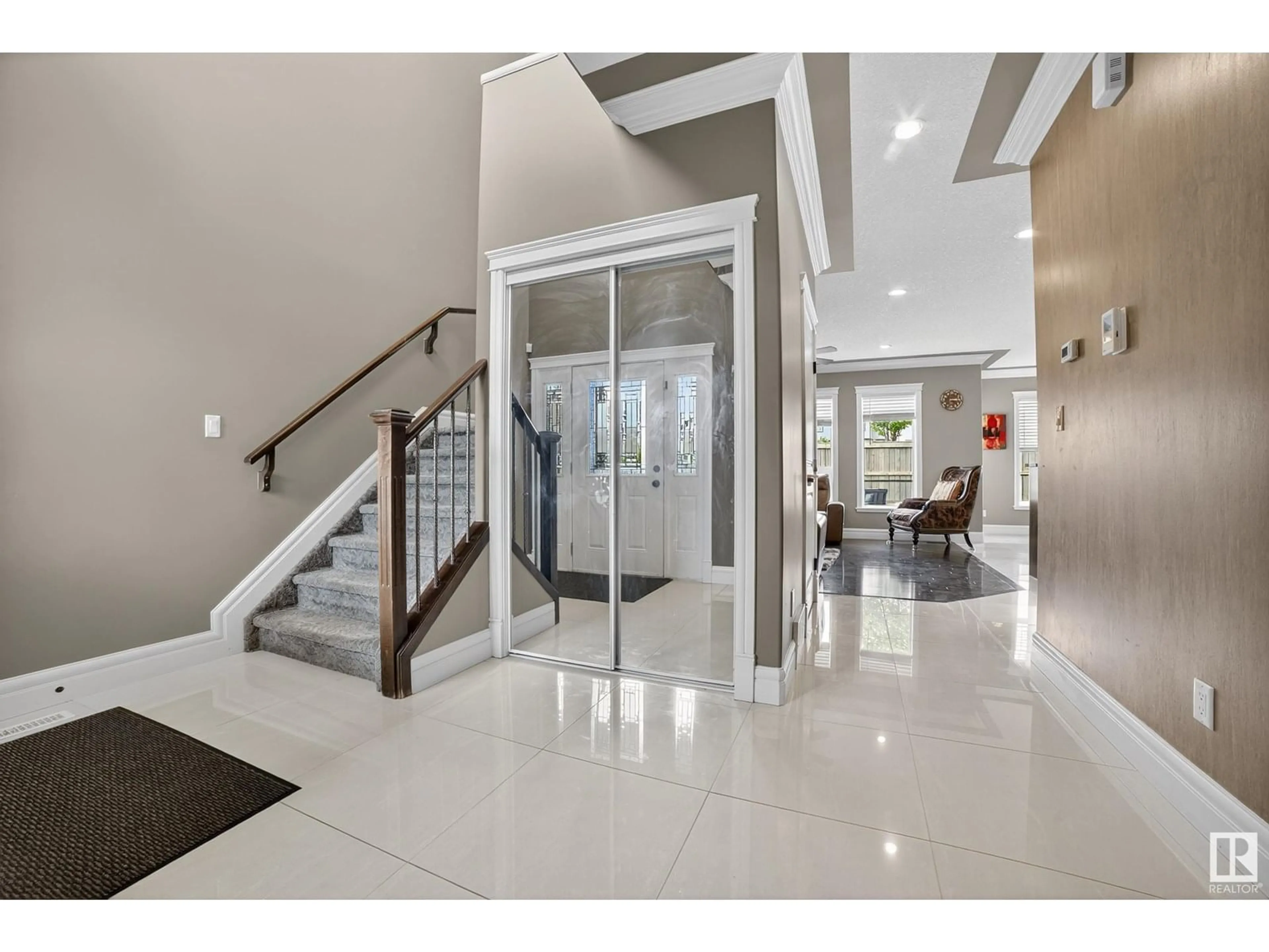 Indoor foyer for 1552 CUNNINGHAM CA SW, Edmonton Alberta T6W0Y3