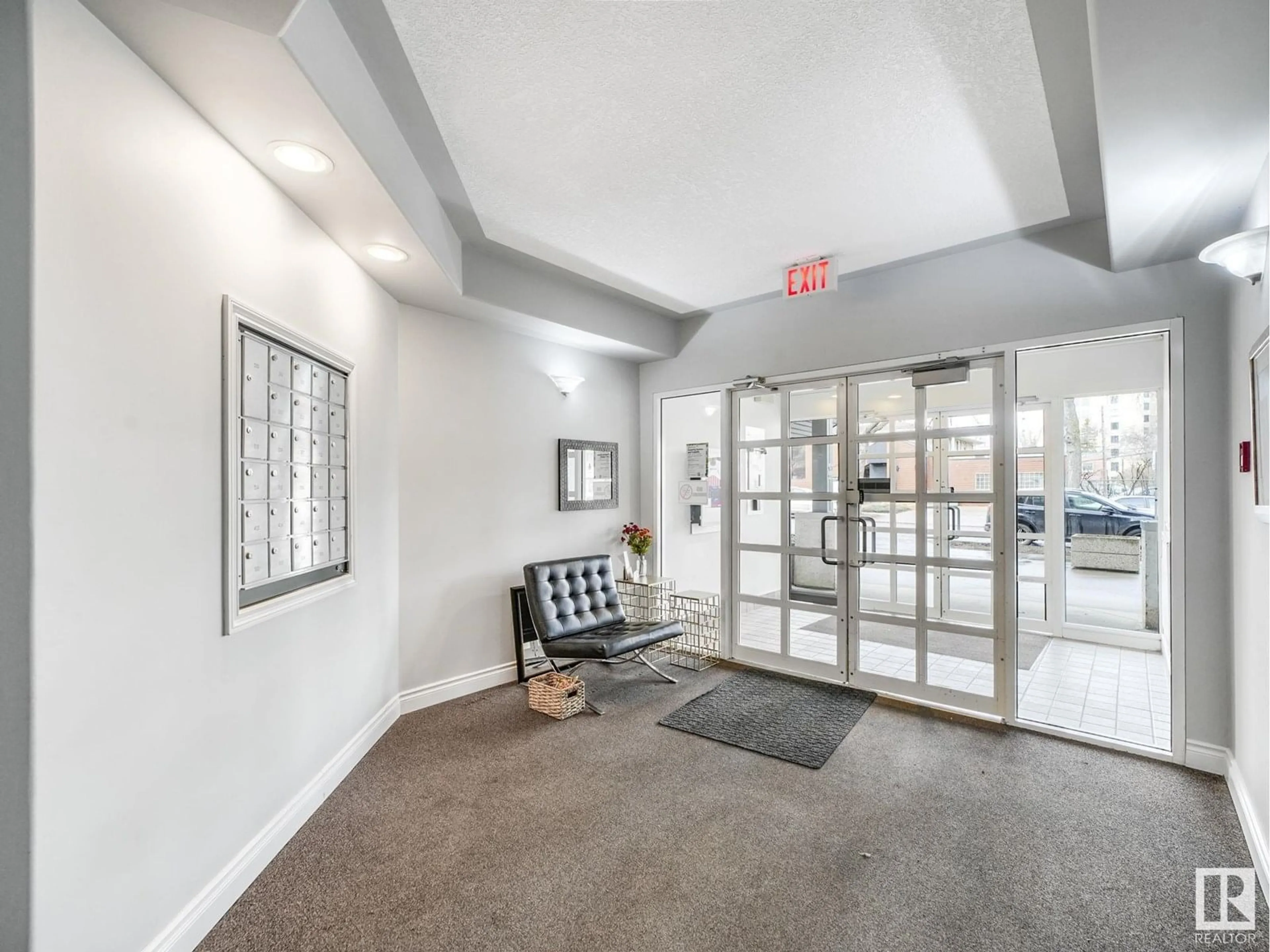 Indoor foyer for #204 - 10011 110 ST, Edmonton Alberta T5K2X1