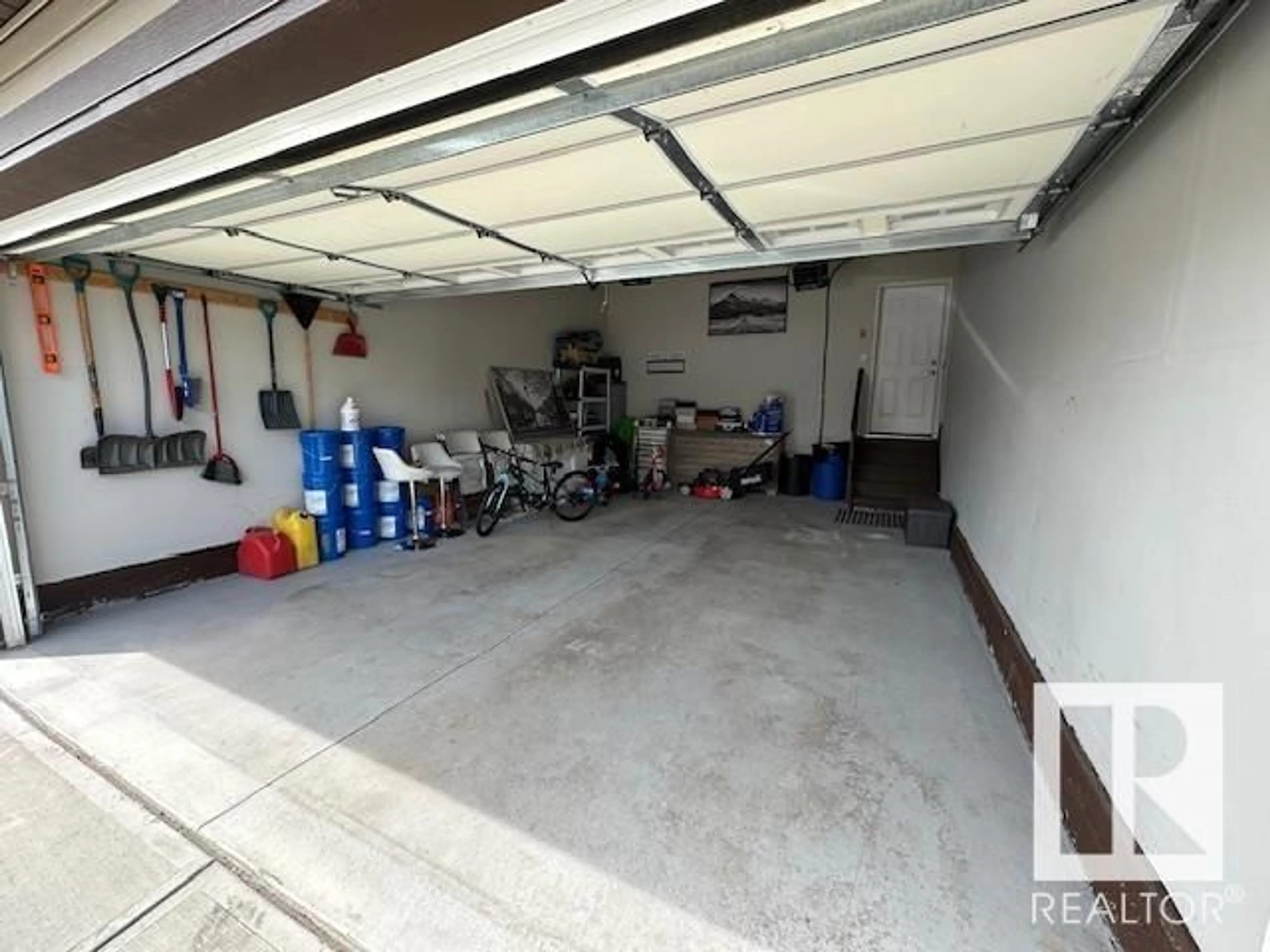 Indoor garage for 12212 176 AV, Edmonton Alberta T5X0L2