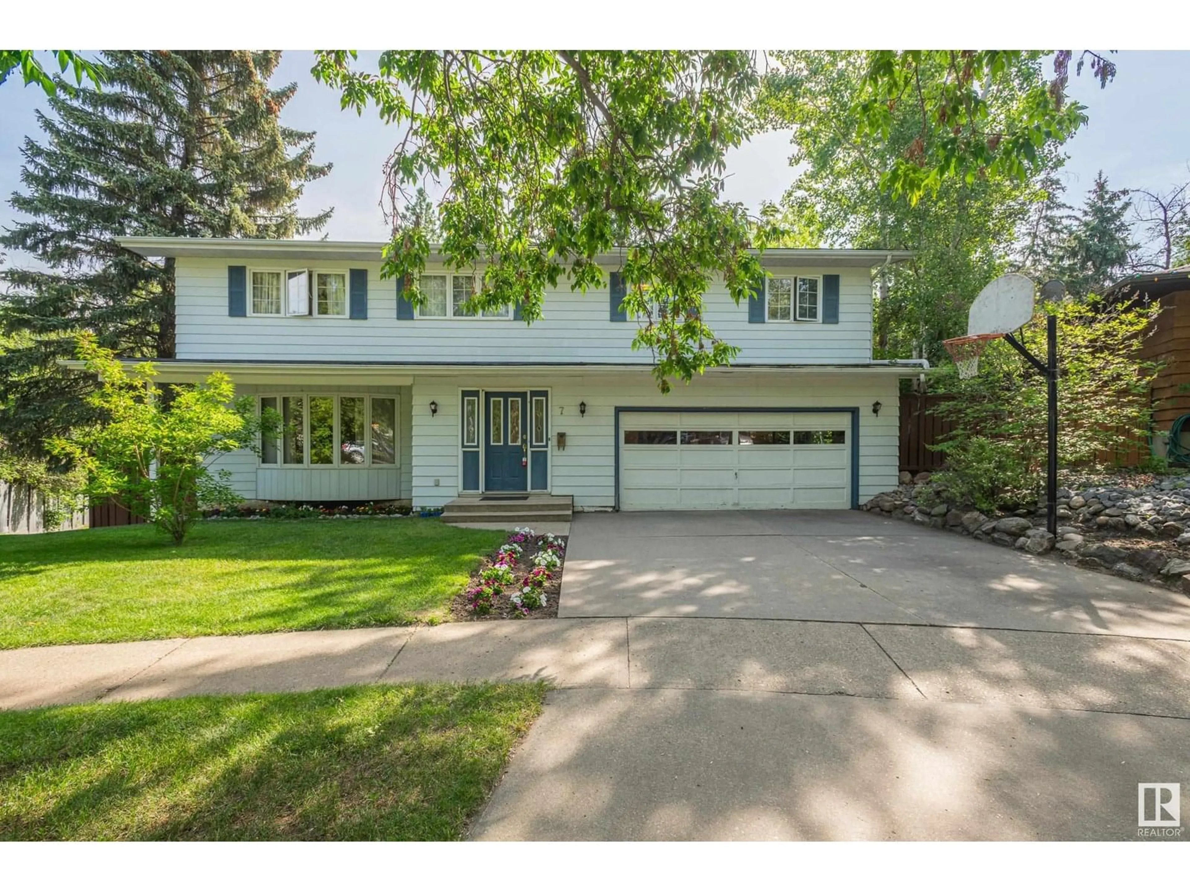 Home with vinyl exterior material, street for 7 GLACIER PL, St. Albert Alberta T8N1R7