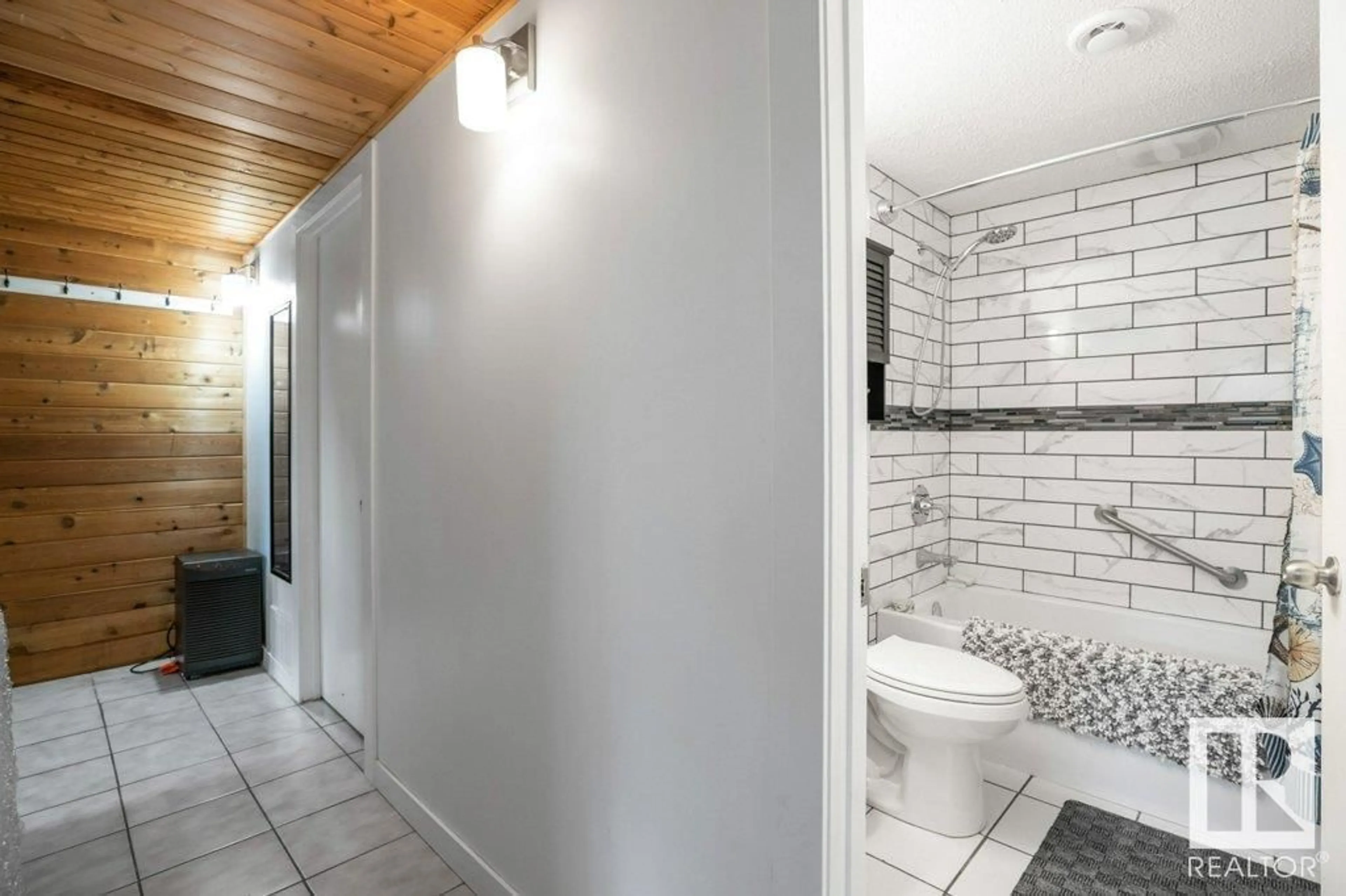 Standard bathroom, ceramic/tile floor for 14624 60 ST, Edmonton Alberta T5A1Z4