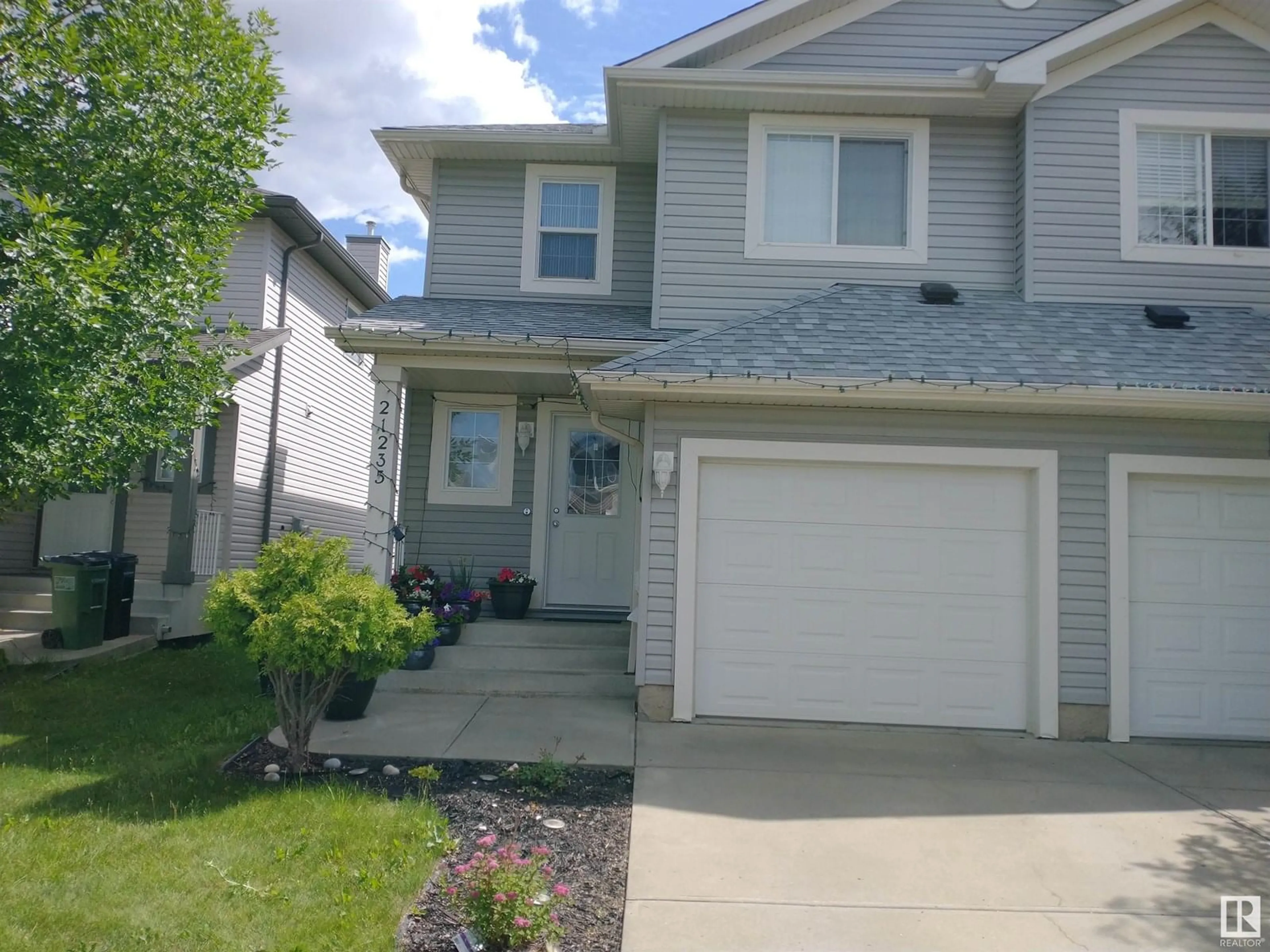 Home with vinyl exterior material, street for 21235 90 AV, Edmonton Alberta T5T6Z1