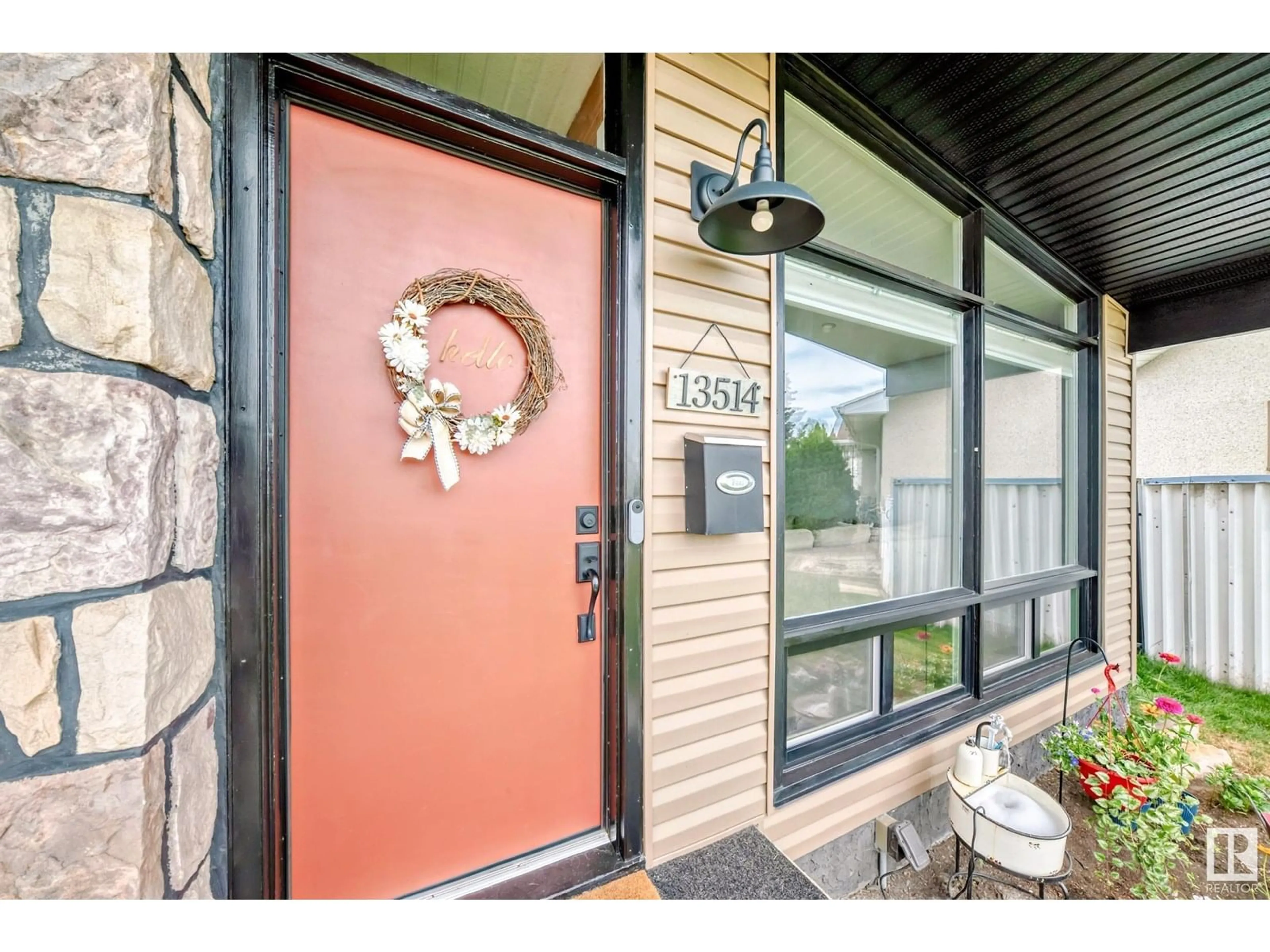 Indoor entryway for 13514 91 ST, Edmonton Alberta T5E3R1