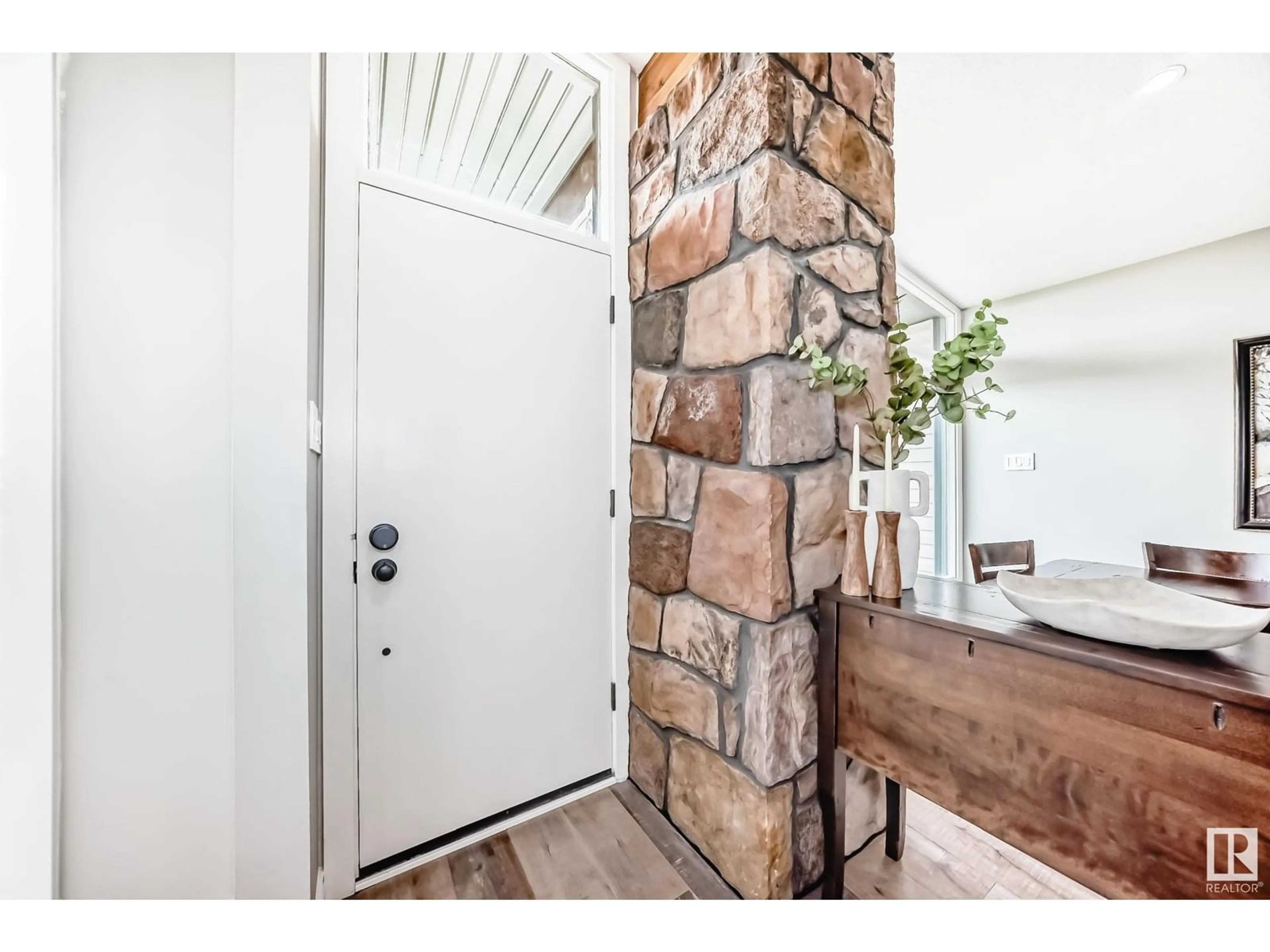 Indoor entryway for 13514 91 ST, Edmonton Alberta T5E3R1