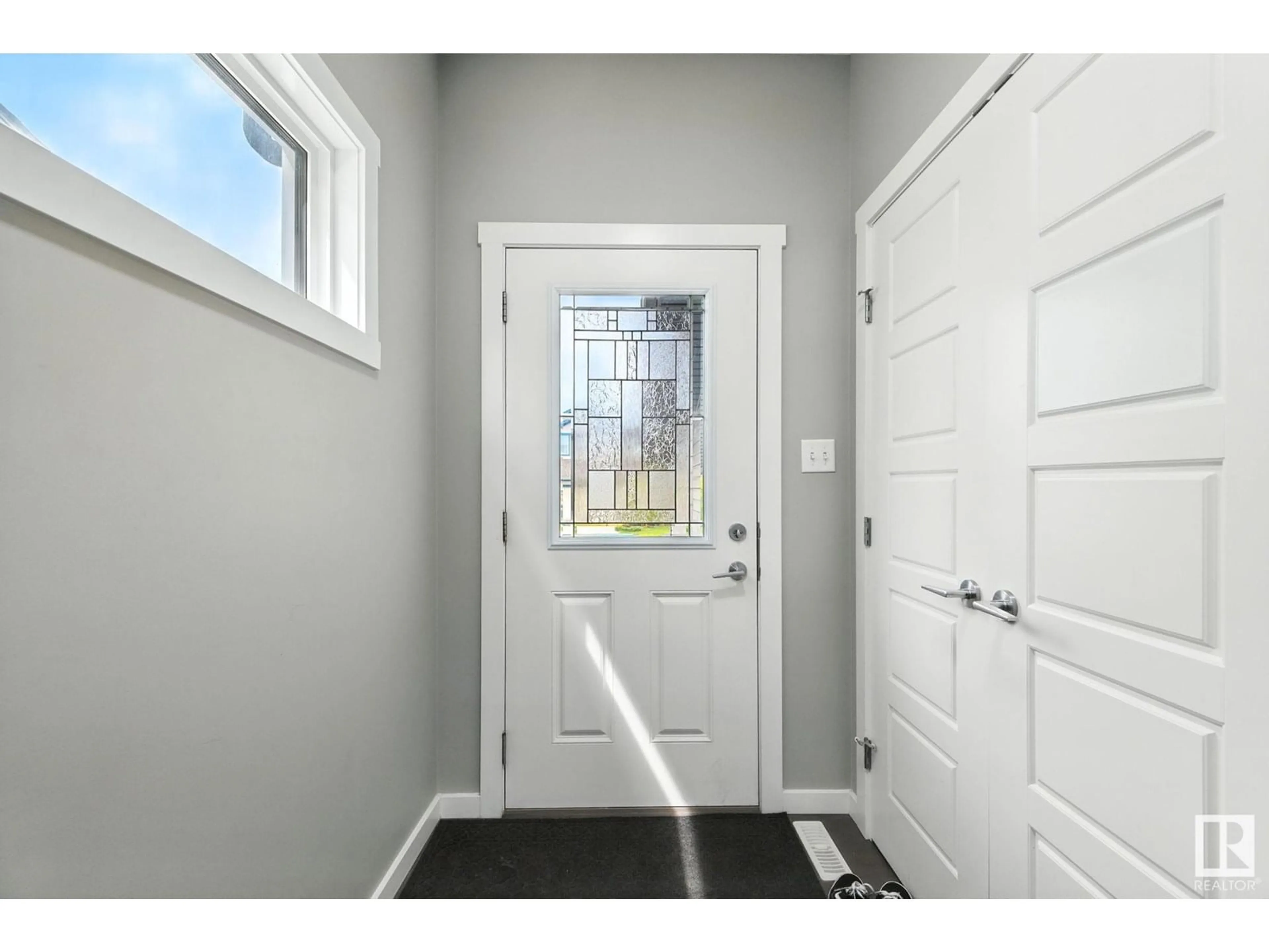 Indoor entryway for 17315 74 ST, Edmonton Alberta T5Z0J8