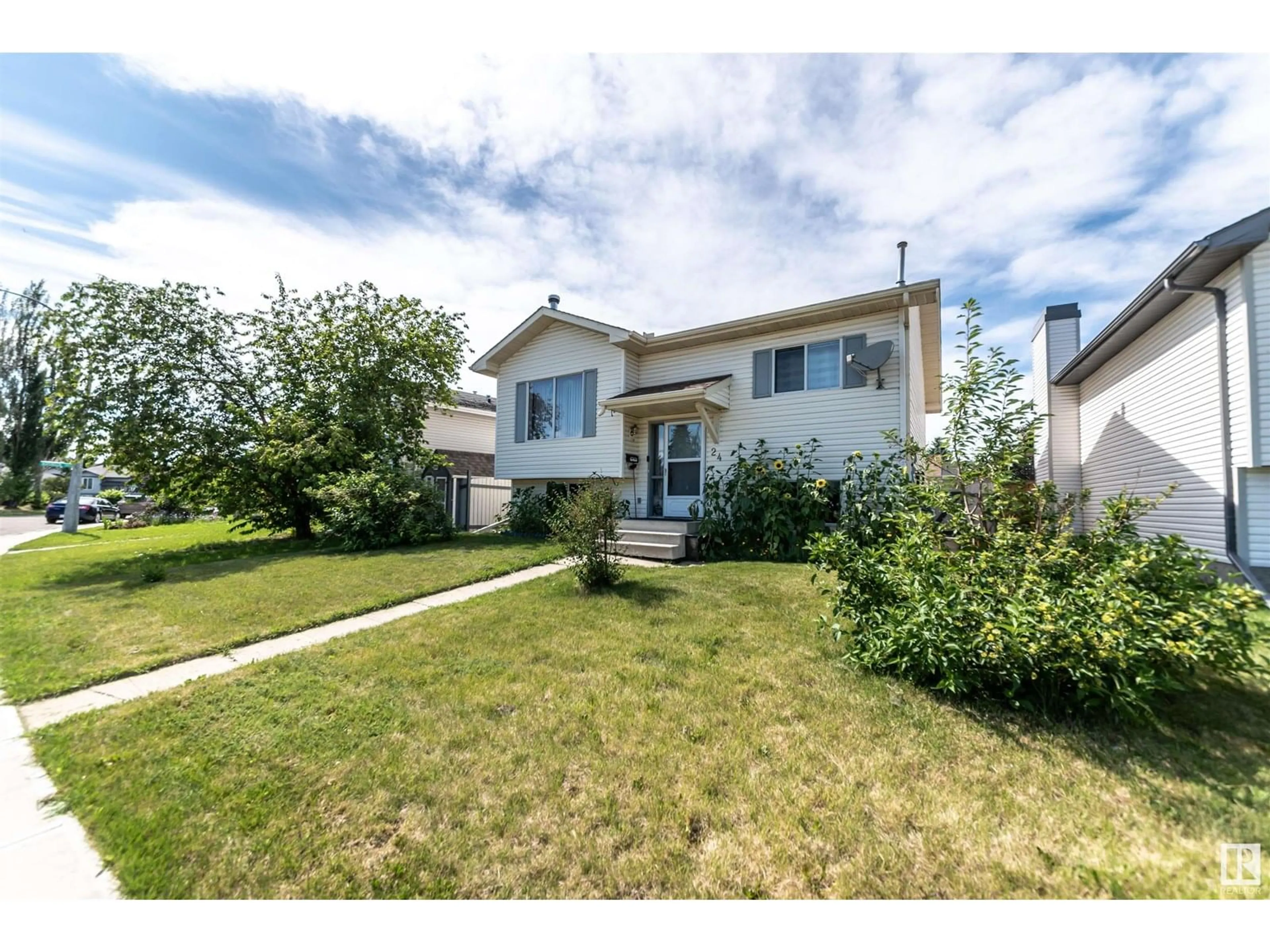 Home with vinyl exterior material, street for 24 ASPENGLEN CR, Spruce Grove Alberta T7C3J3