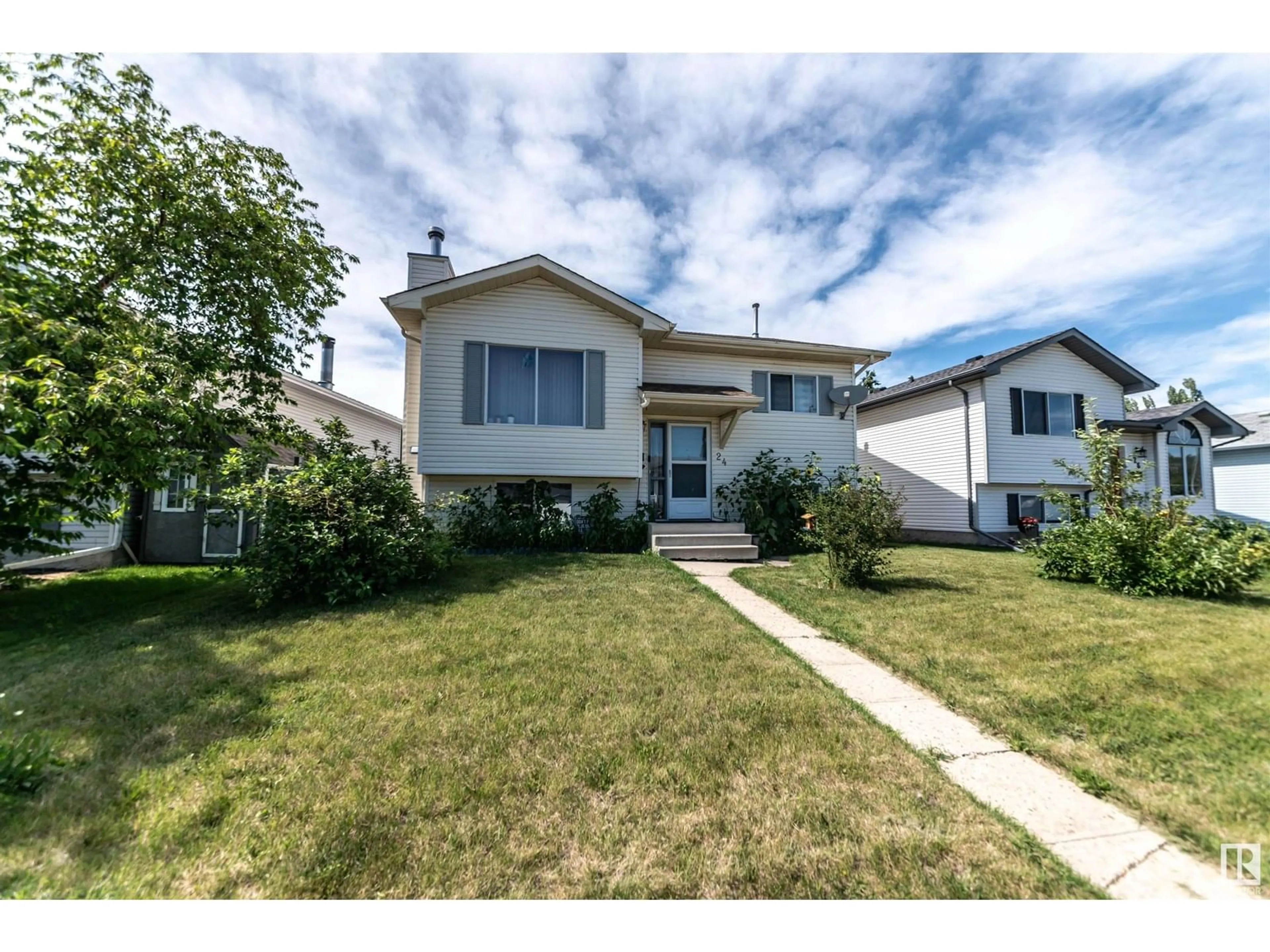 Home with vinyl exterior material, street for 24 ASPENGLEN CR, Spruce Grove Alberta T7C3J3