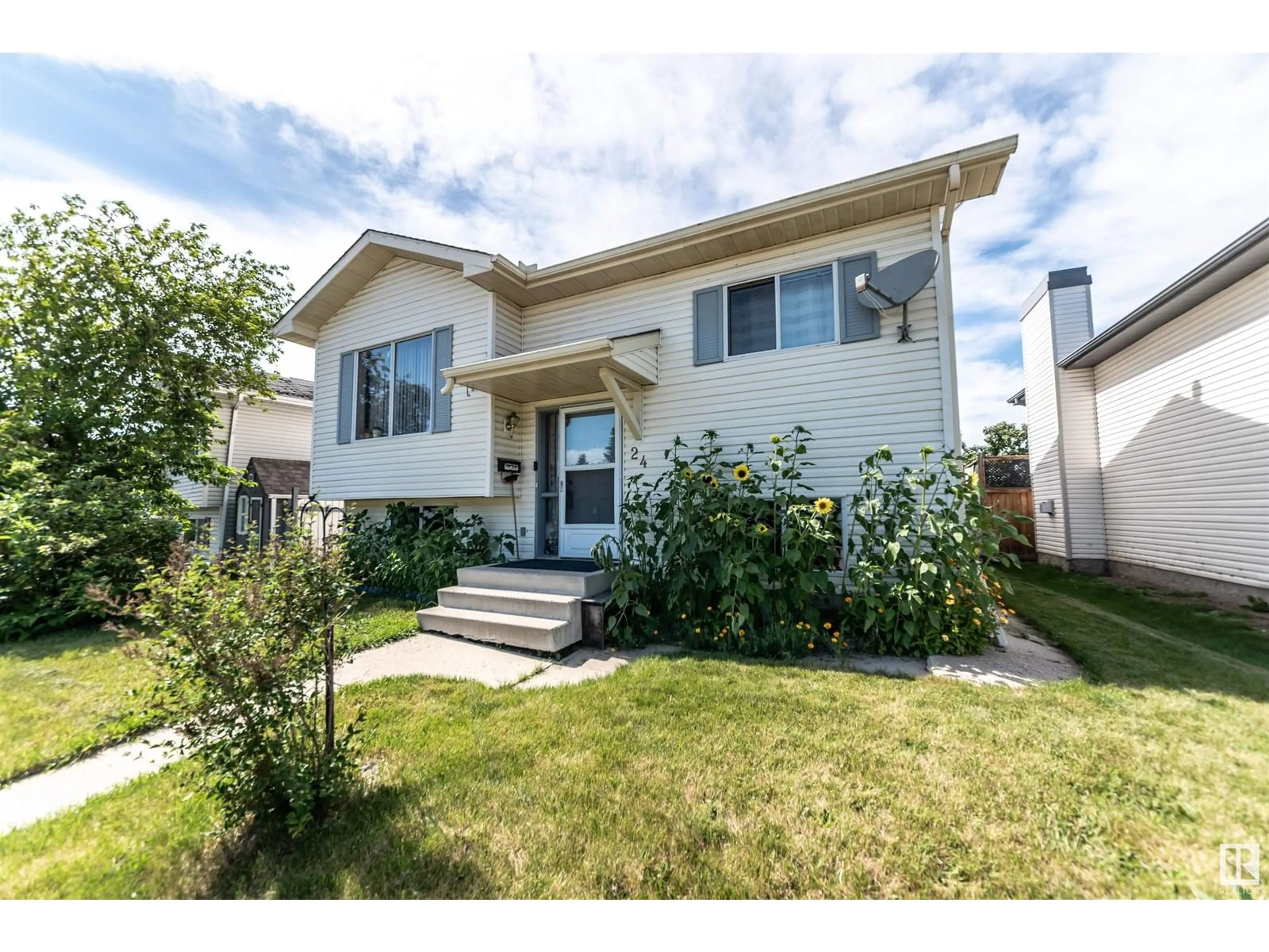 Home with vinyl exterior material, street for 24 ASPENGLEN CR, Spruce Grove Alberta T7C3J3